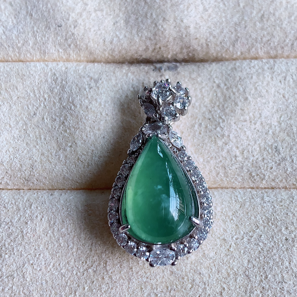 冰水滴翡翠吊坠，款式新颖时尚，日常百搭的款。925银镶嵌  满满的份量感，清新自然 上身效果优雅迷人！性价比超值  W357.31  整体尺寸：25.8-13.2-10mm   裸石尺寸：13.3-8mm
