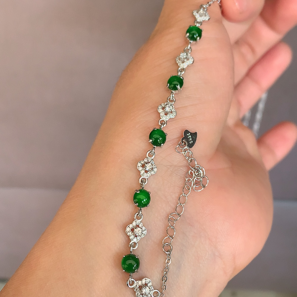 冰润满绿翡翠蛋面手链，水水润润，珠圆玉润，颜色鲜艳，妙明清净，清秀高雅，佩戴效果优雅迷人！性价比超值 W502.31  取一尺寸：5-3.8mm    裸石尺寸：5mm