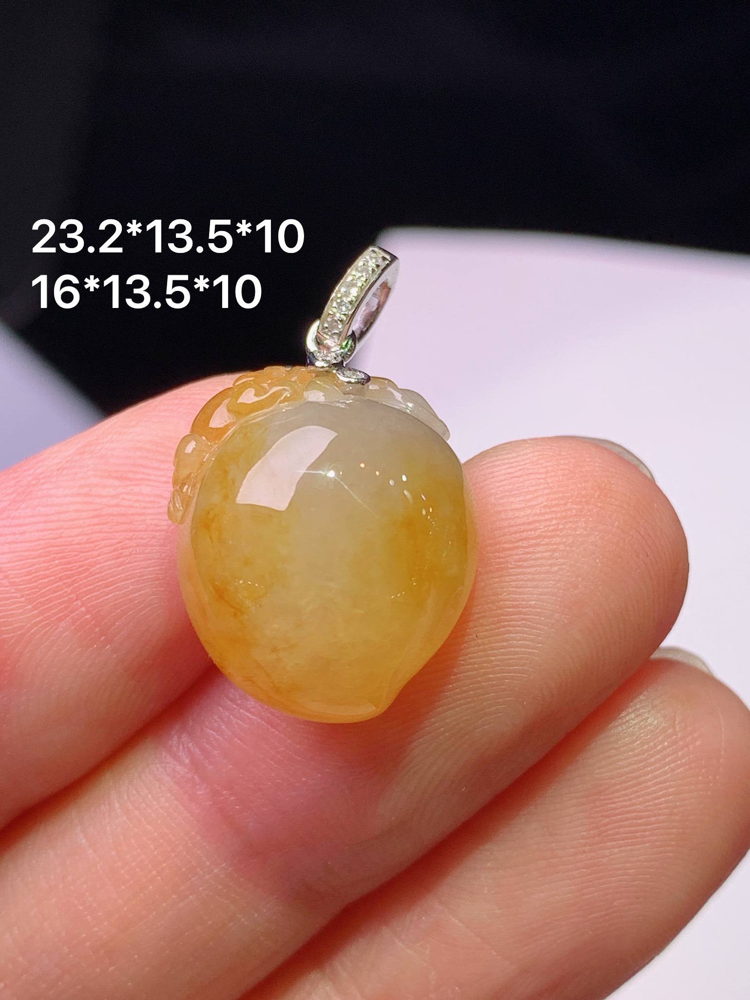18k金钻镶嵌黄翡寿桃吊坠 玉质细腻 色泽艳丽清新 水润亮眼 整体尺寸23.2*13.5*10b1