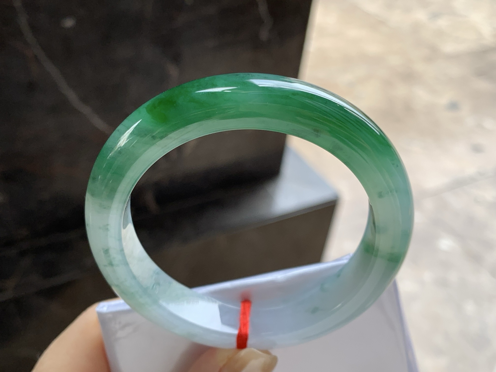 55.5-12.1-8.9

辣绿色手镯^_^有种有色～绿色浓郁漂亮