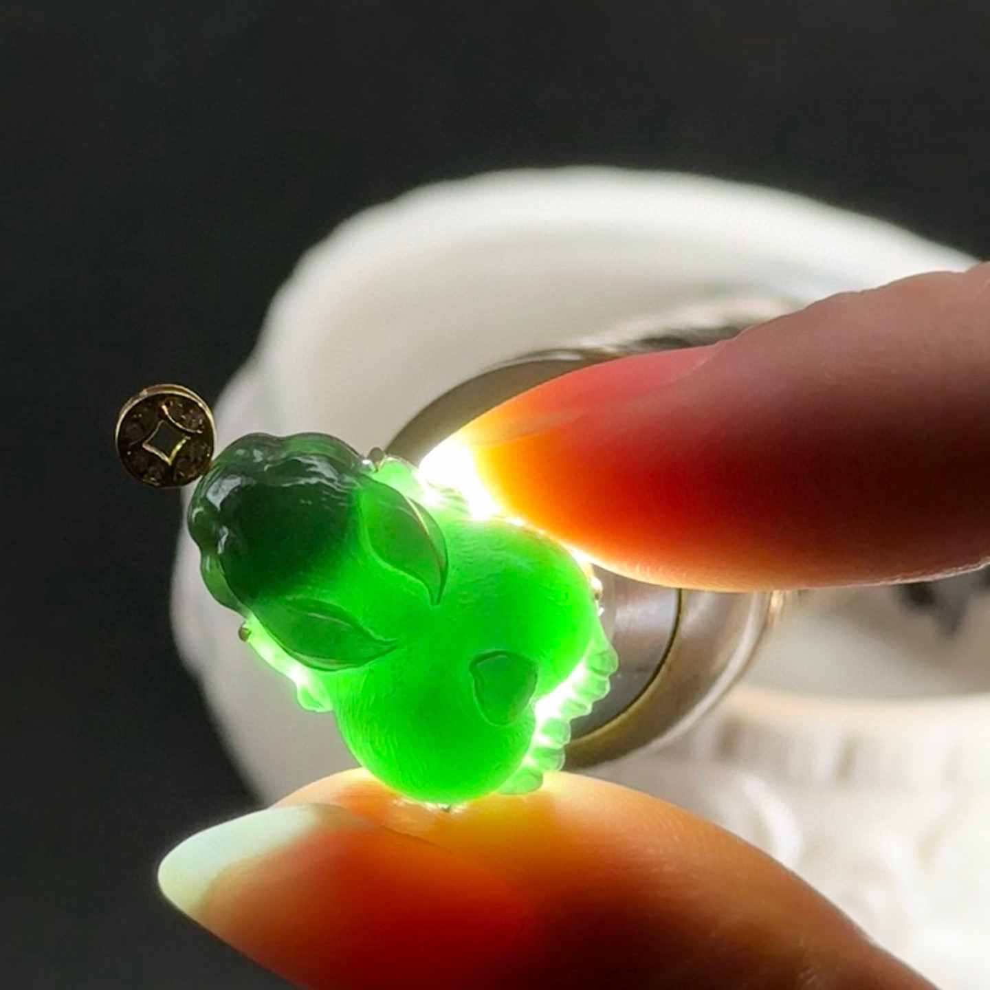 精品18k墨翠兔子小吊坠 种好色正 黑度极好 打灯通透 油性十足 尺寸25.8