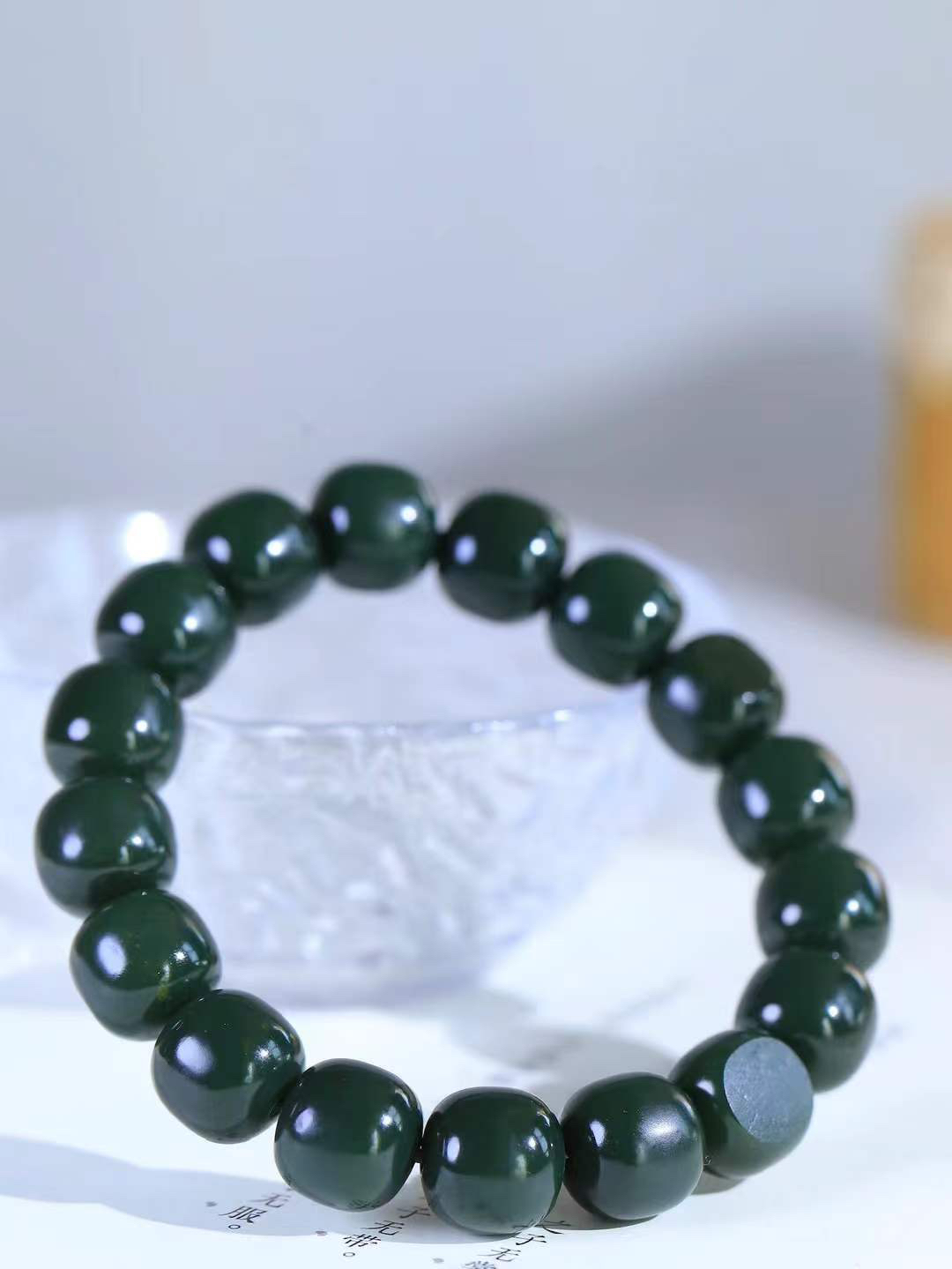 （老型珠.手串）

新疆和田青花籽料老型珠手串，玉质细腻油润 饱满光滑 质朴无华，悠远简单，人心境界远，百世修炼深，心灵常驻善意持，觉悟人生百世修。重61.6克    尺寸取一12.2-12.9mm    10352700A