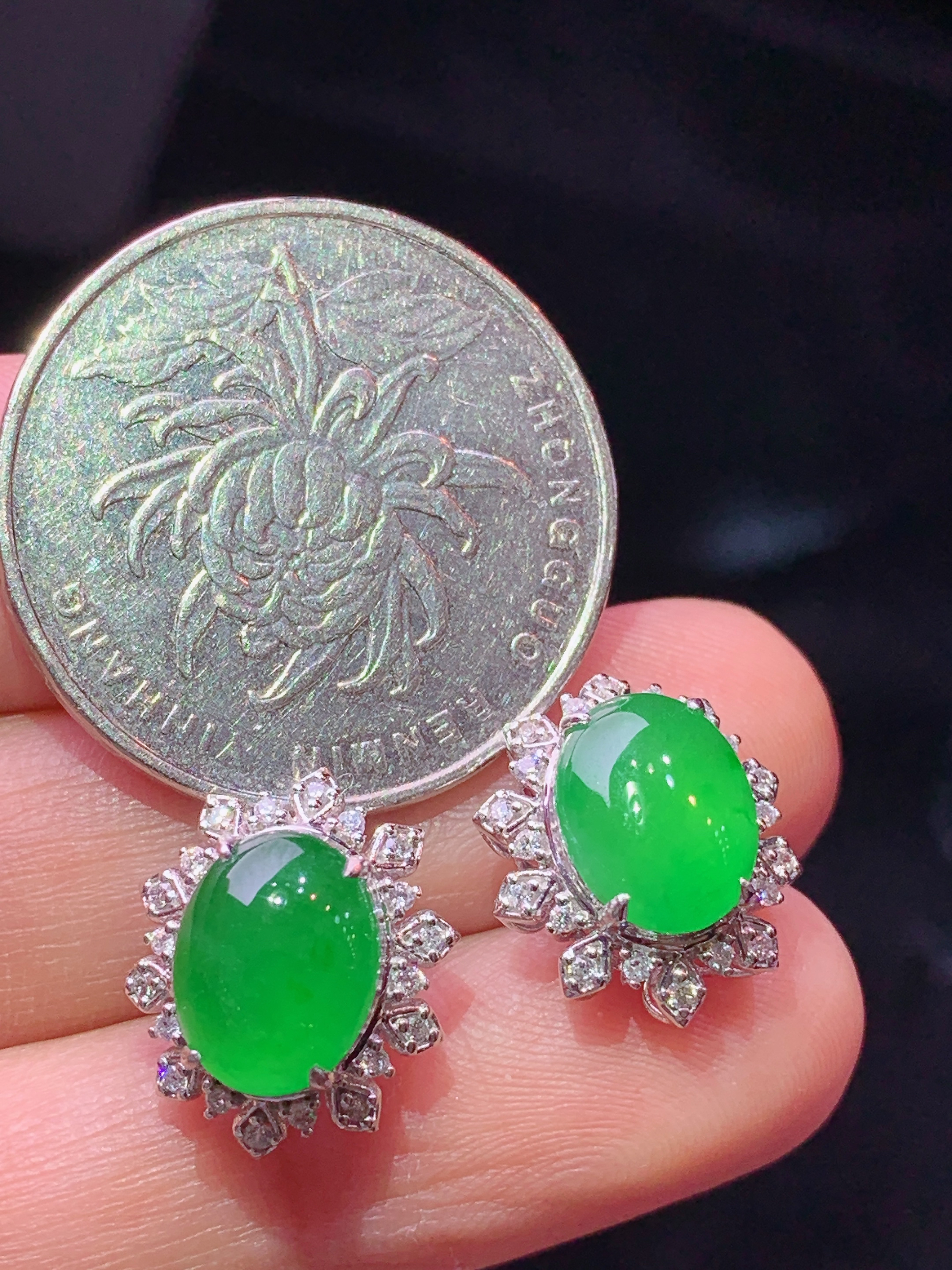 18k金钻镶嵌满绿蛋面耳钉 玉质细腻 色泽艳丽清新 水润亮眼 整体尺寸14.8*12.5*8.7L2