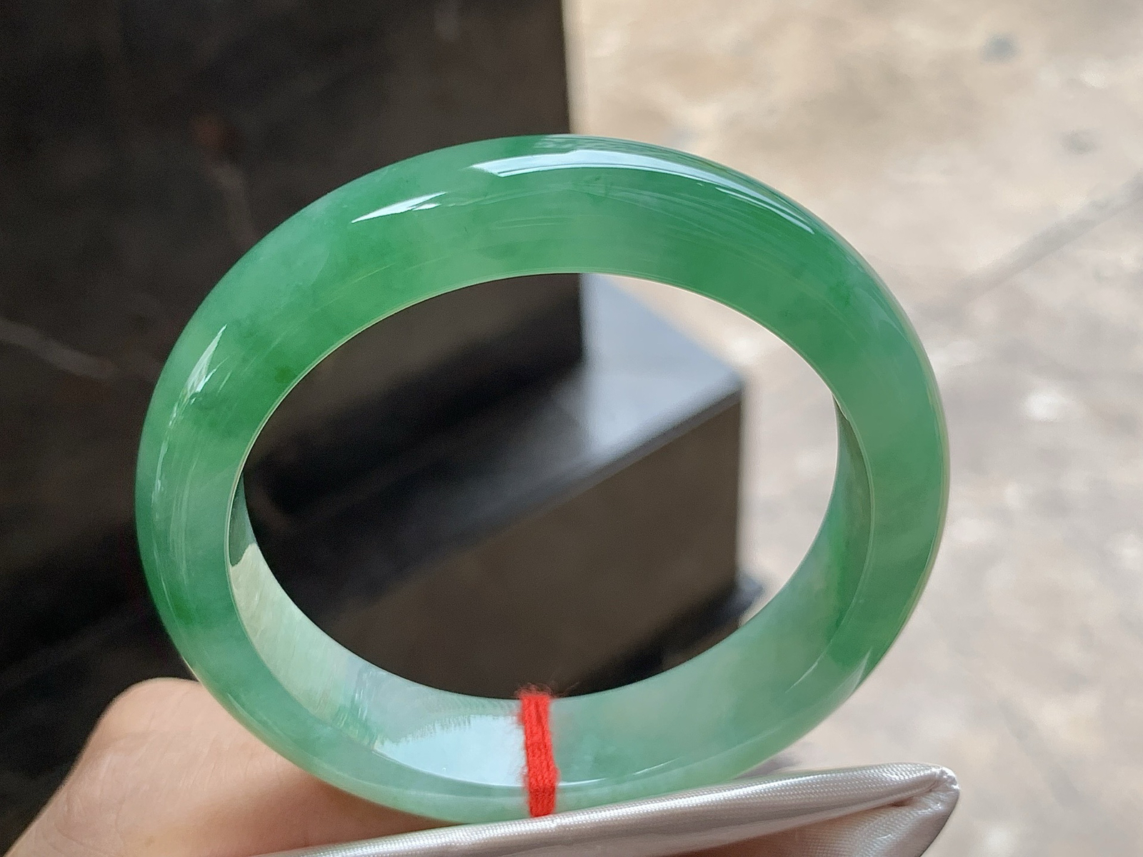 52.5-12.7-8

带色手镯^_^ 颜色鲜艳～ 种好水润