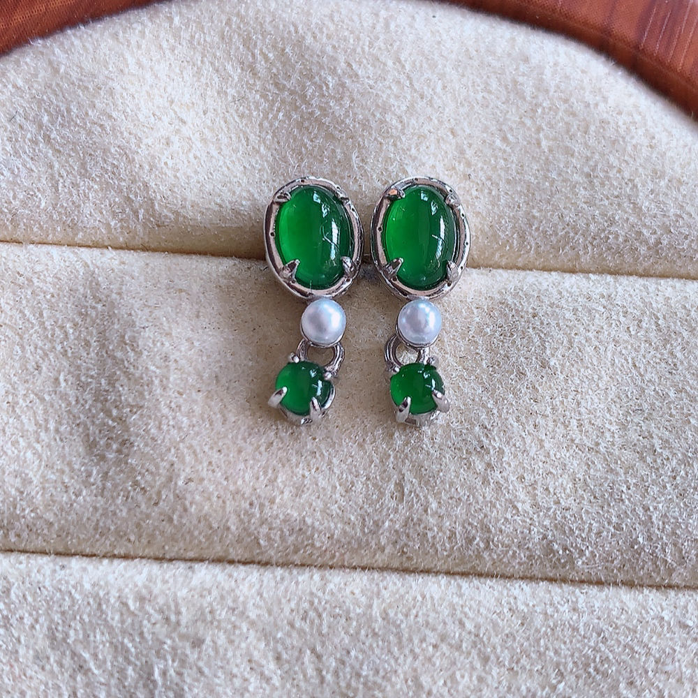 冰满绿翡翠925银镶嵌耳钉，自然光实拍，翠色灵动，颜色漂亮，种老水足，品相佳，佩戴佳品！W502.3