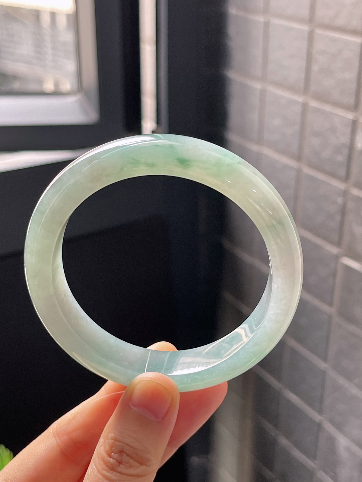 正圈57.6圈口，翡翠冰糯种飘绿手镯