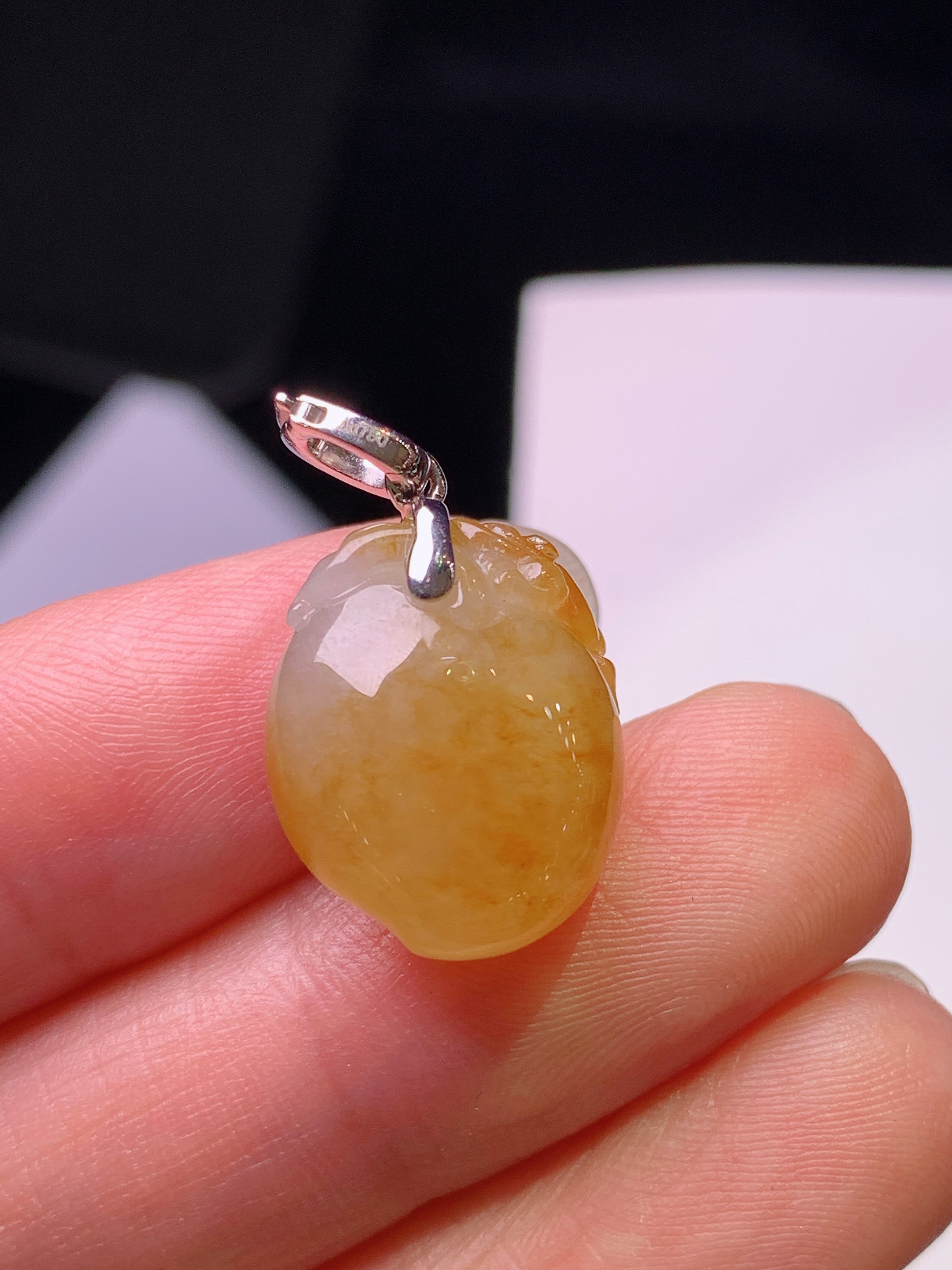 18k金钻镶嵌黄翡寿桃吊坠 玉质细腻 色泽艳丽清新 水润亮眼 整体尺寸23.2*13.5*10b1