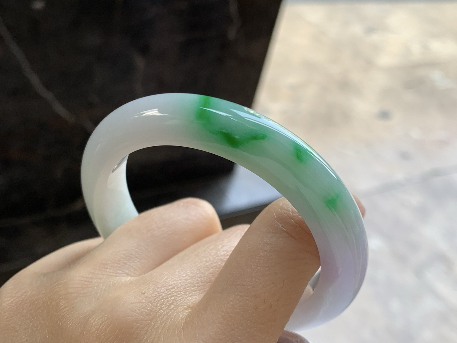 55-10.5-9

带色手镯^_^底子细腻 绿色浓郁