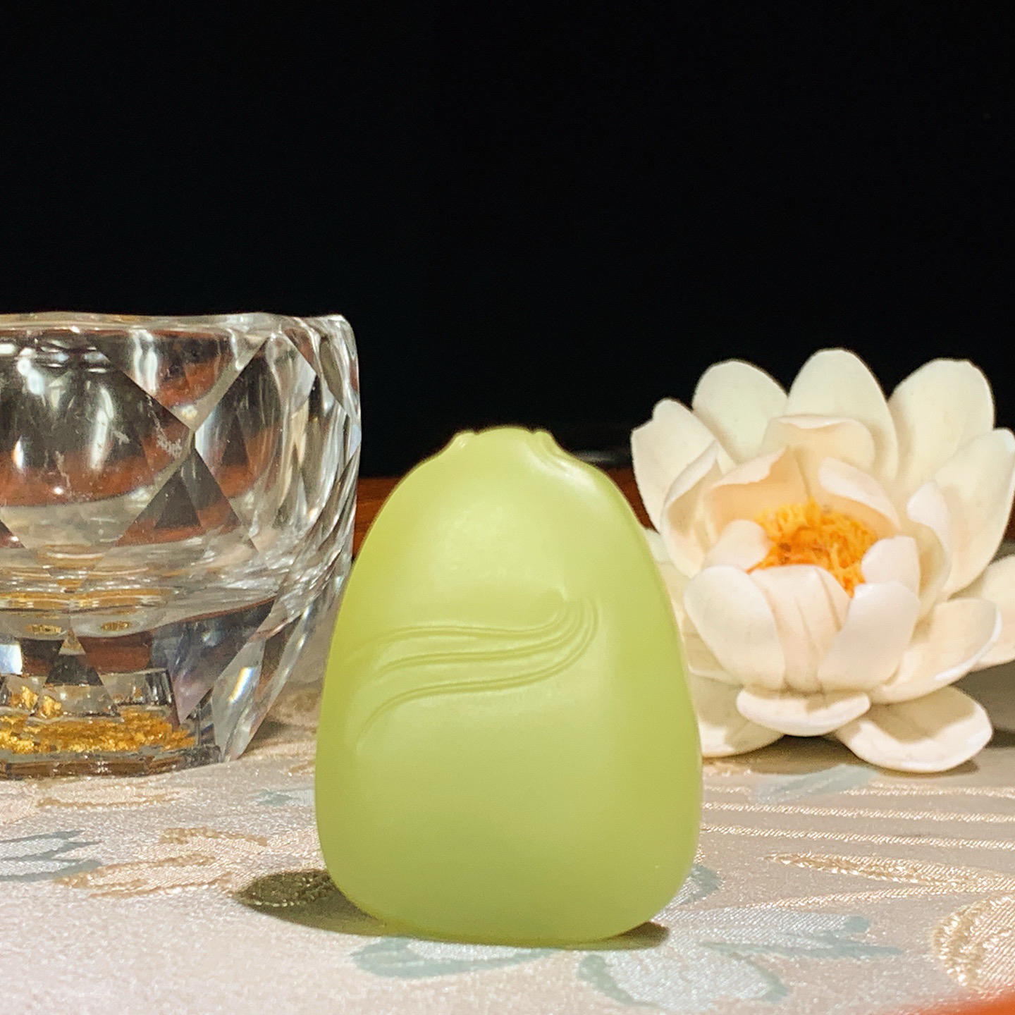 新疆若羌黄口料平安无事牌牌子挂件。尺寸40/30/8重21.5克 无裂无杂 玉质细腻油润 底色纯净 