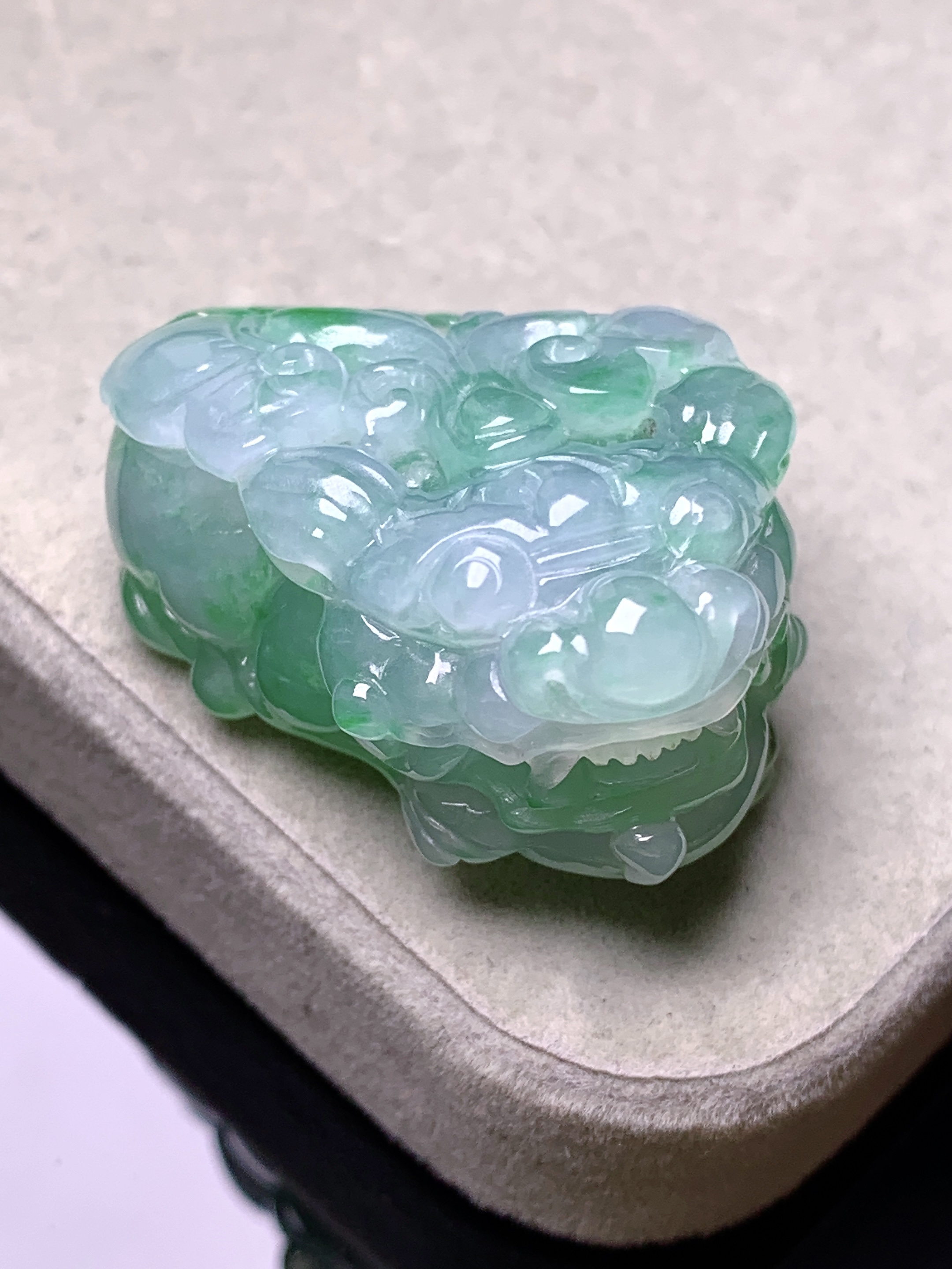 飘绿貔貅吊坠 玉质细腻 色泽艳丽清新 水润亮眼 整体尺寸34*25.6*16.3a2