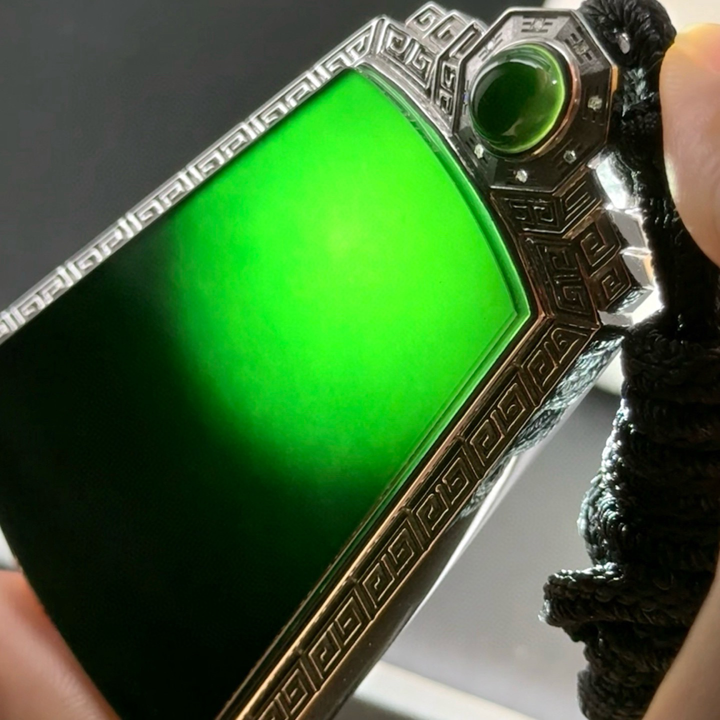 墨翠无事牌 种好色正 黑度极好 打灯通透 油性十足 尺寸70.2