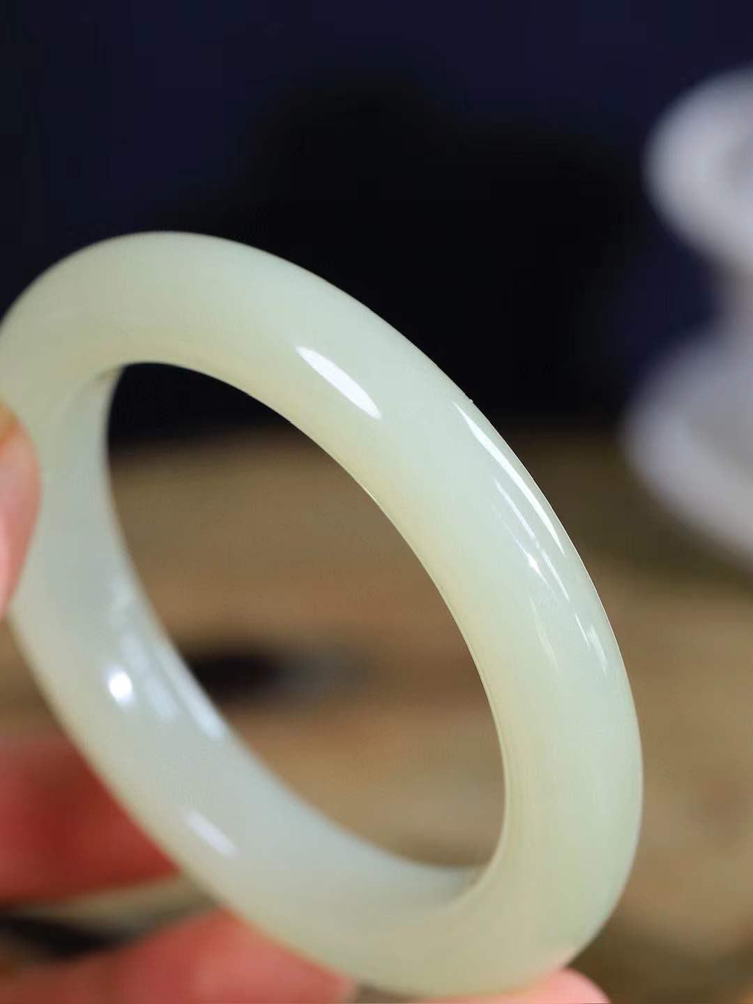 【温润于心.手镯】

精品️和田玉晴水手镯，如晴水般清澈，似晴空般纯净。每一缕纹理都诉说着大自然的馈赠，温润细腻，触手生温。佩戴它，仿佛将一片宁静的晴水湖戴在腕间，优雅从容，气质非凡。重73克  尺寸58-12.5-10.7mm  5540100T