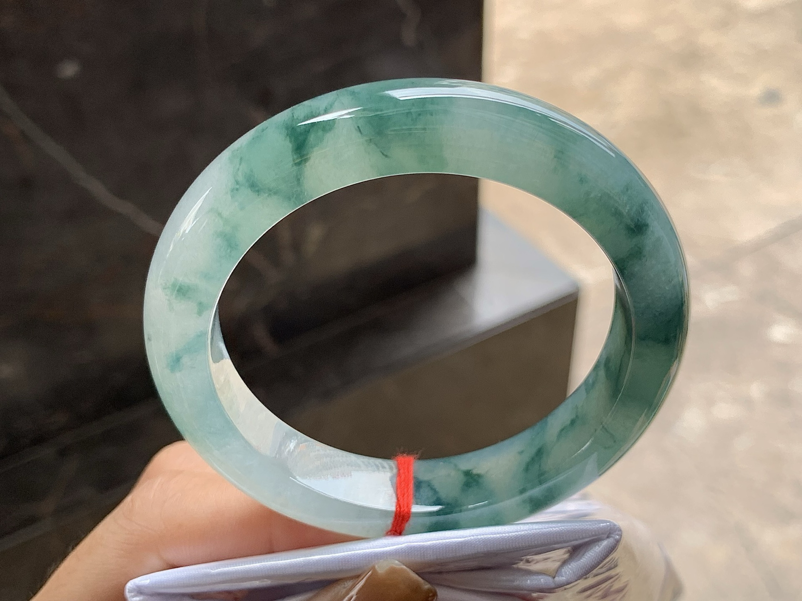 56.5-12.5-9.1

飘花手镯^_^鲜艳 玉质细腻 花色好看