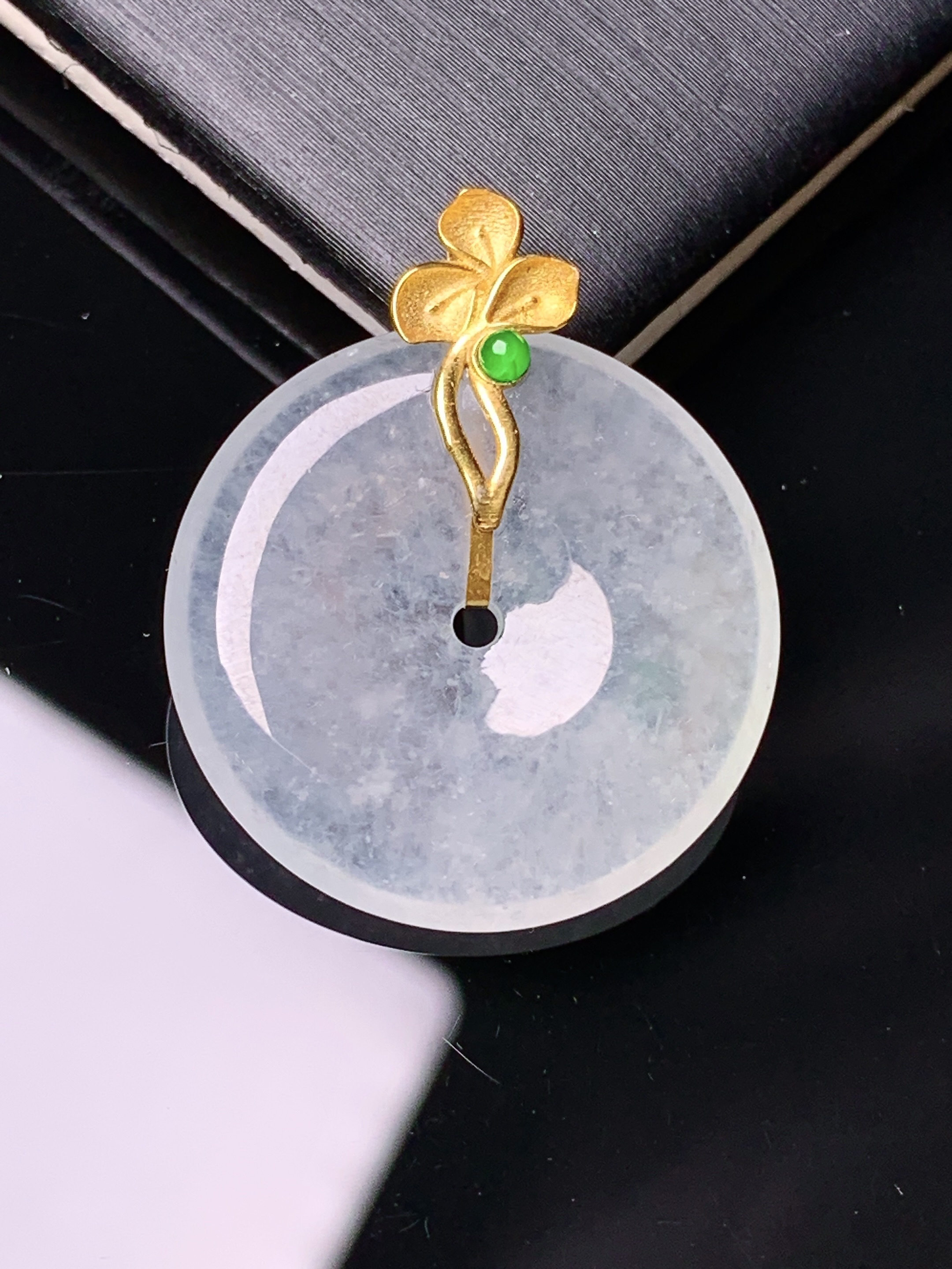 18k金镶嵌冰种平安扣吊坠 玉质细腻 色泽艳丽清新 水润亮眼 整体尺寸26.8*22.3*3.8j2