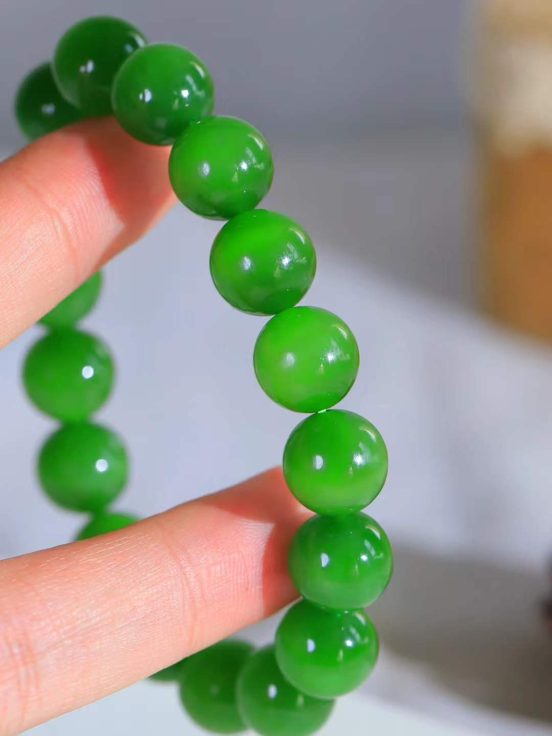 【珠圆玉润.手串】

精品️和田玉碧玉猫眼珠圆玉润手串 玉质温润细腻  整串打磨圆润，佩戴舒适。珠珠落玉盘，间关莺语花底滑，一生美好时光，无论身在何处，都有它相伴相守。事事顺遂，幸福美满，吉祥如意。重46克 尺寸取一12mm  FDA-22362733