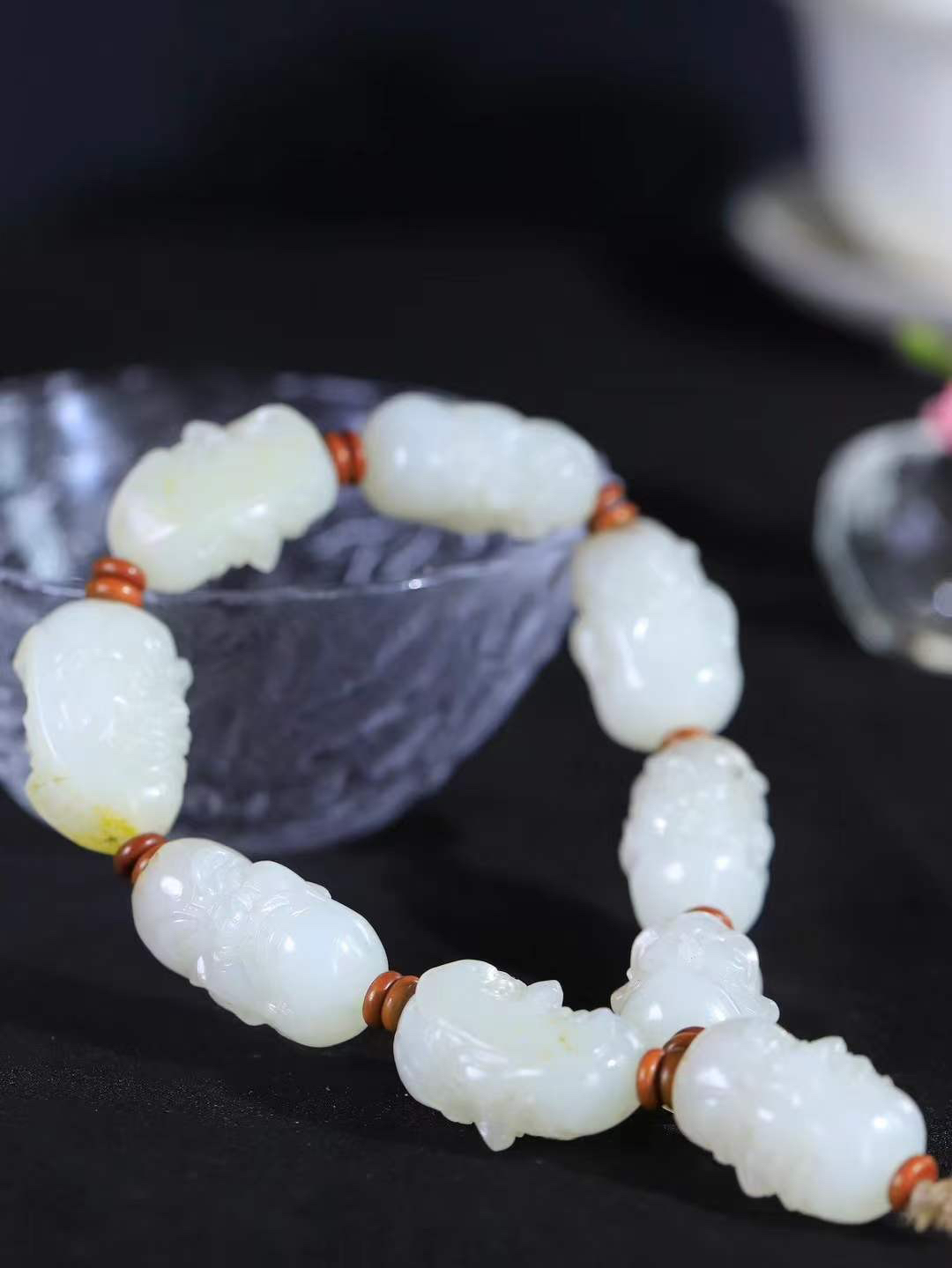 【籽.十八罗汉.手串】

新疆和田籽料罗汉手串，玉质温润细腻 油性十足 精工雕琢 整器雕工精细，刻画生动传神，纹路曲线流畅而富于变化，细致精密，即体现磅礴之势，又萦绕着佛家罗汉之佛禅之像。寓意天海无恙，国泰民安。重83.3克  尺寸取一24.8-16-17.5mm  FDA-11362700