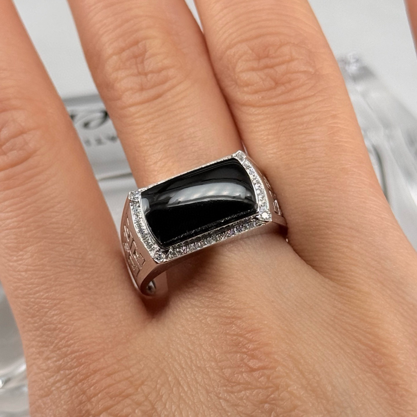 精品18k墨翠马鞍男戒 种好色正 黑度极好 打灯色正  尺寸14.9