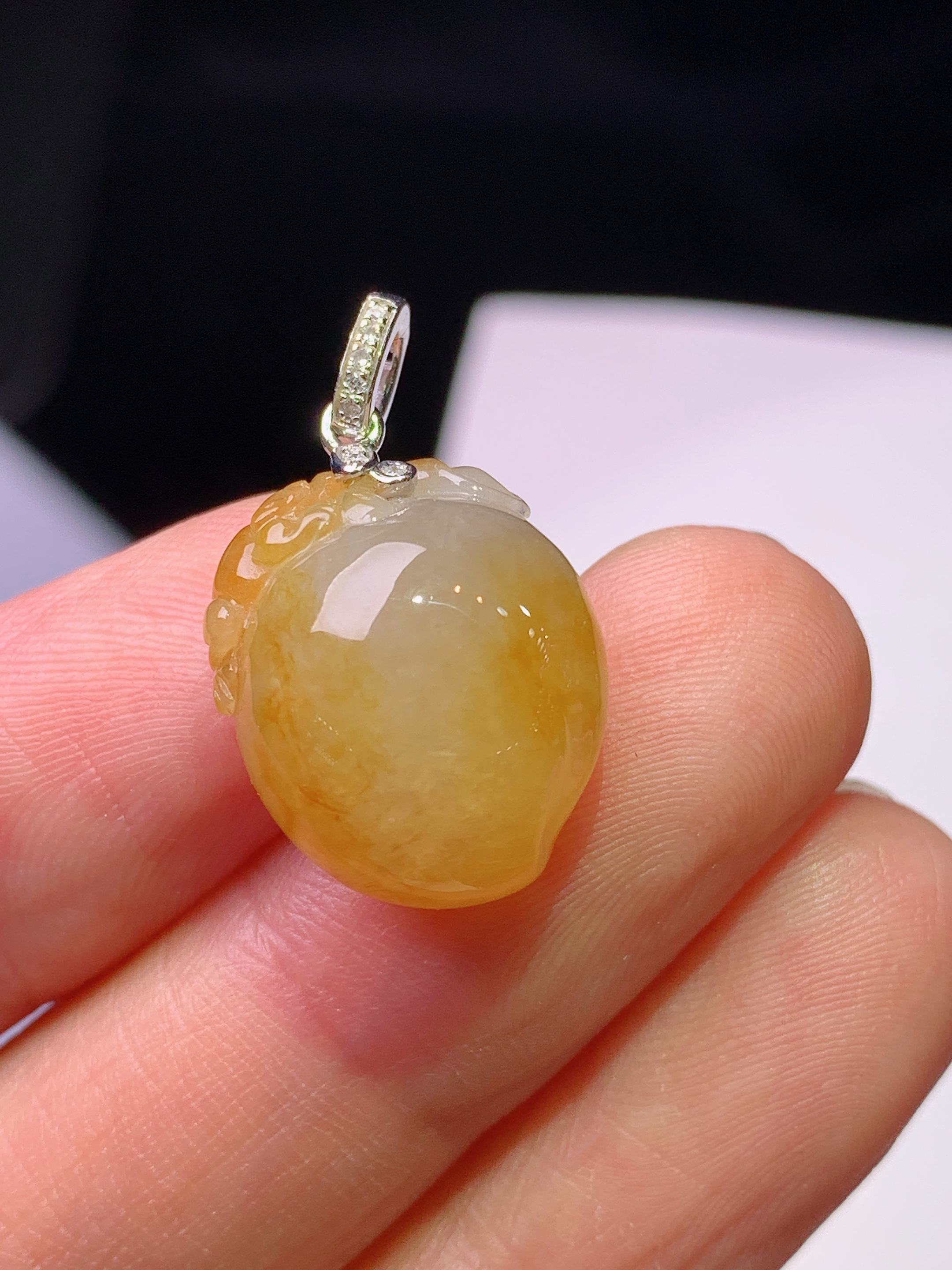 18k金钻镶嵌黄翡寿桃吊坠 玉质细腻 色泽艳丽清新 水润亮眼 整体尺寸23.2*13.5*10b1