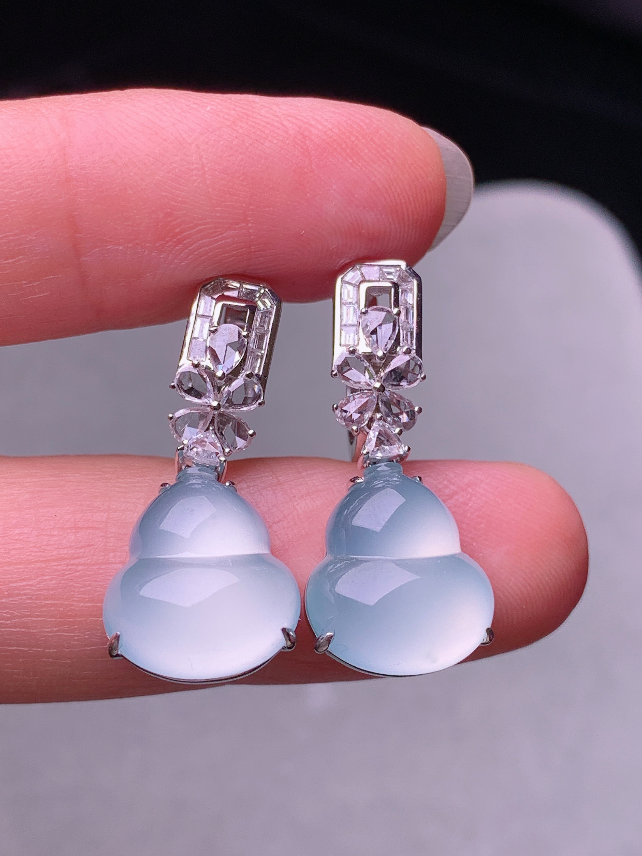 18k金钻镶嵌冰种葫芦耳坠 玉质细腻 色泽艳丽清新 水润亮眼 整体尺寸25.5*11.2*5.3m5