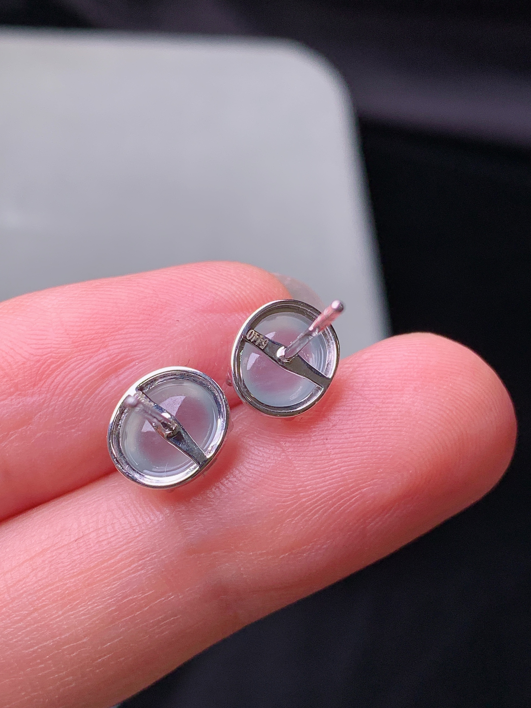 18k金镶嵌冰种蛋面耳钉 玉质细腻 色泽艳丽清新 水润亮眼 整体尺寸8.5*7.5*4.8j2