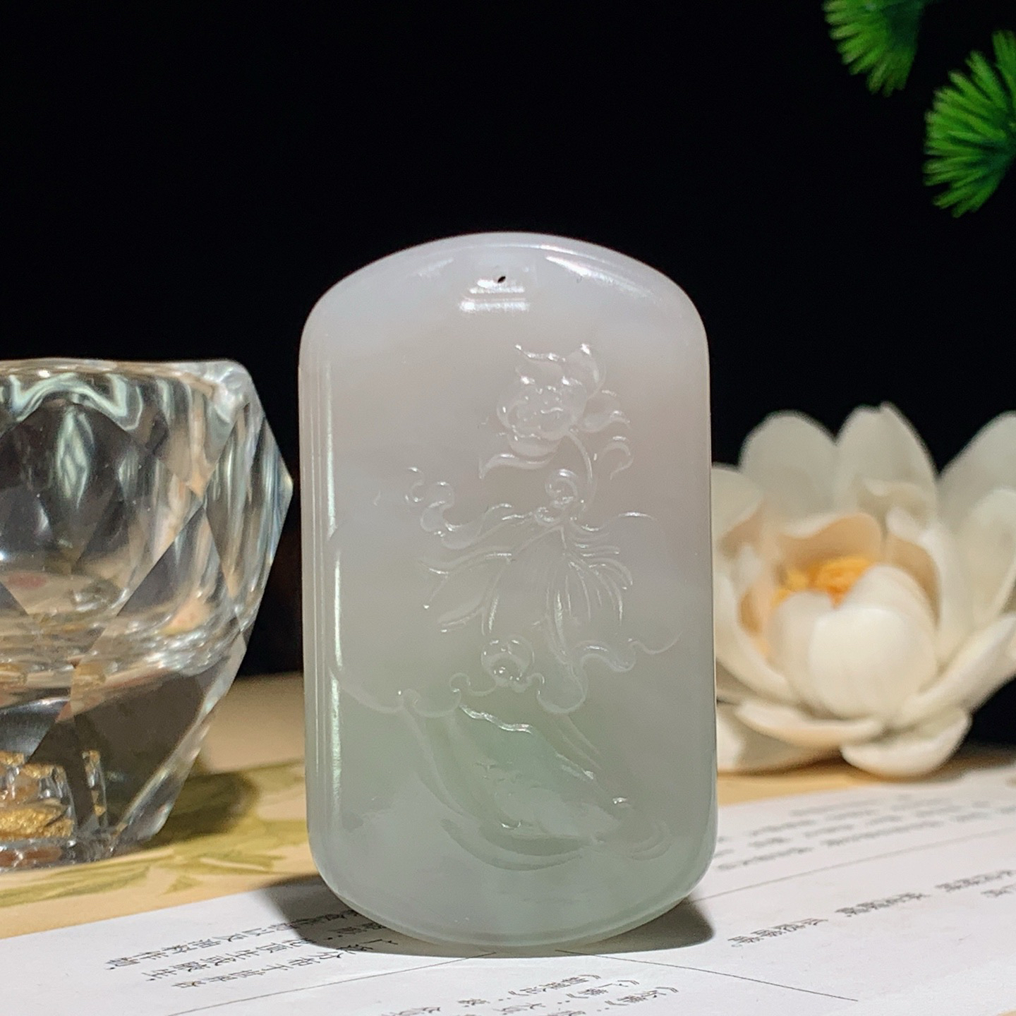 和田玉青海料翠加烟紫花开富贵挂件！尺寸56/32/12重50.5克 玉质细腻油润 底色纯净 脂粉好，品质好。lt260401