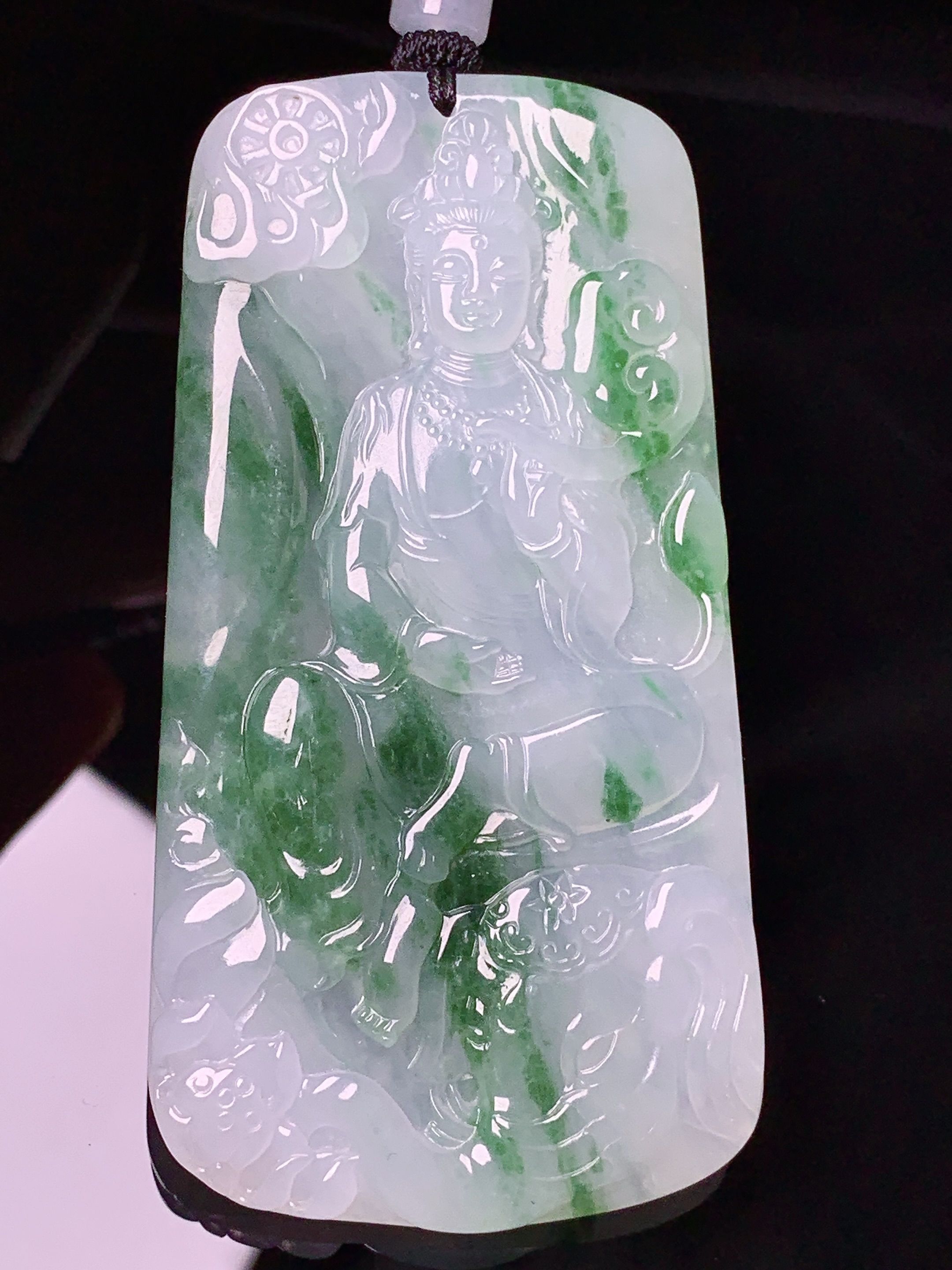 飘绿普贤观音菩萨吊坠 玉质细腻 色泽艳丽清新 水润亮眼 整体尺寸72.8*37.8*6x1