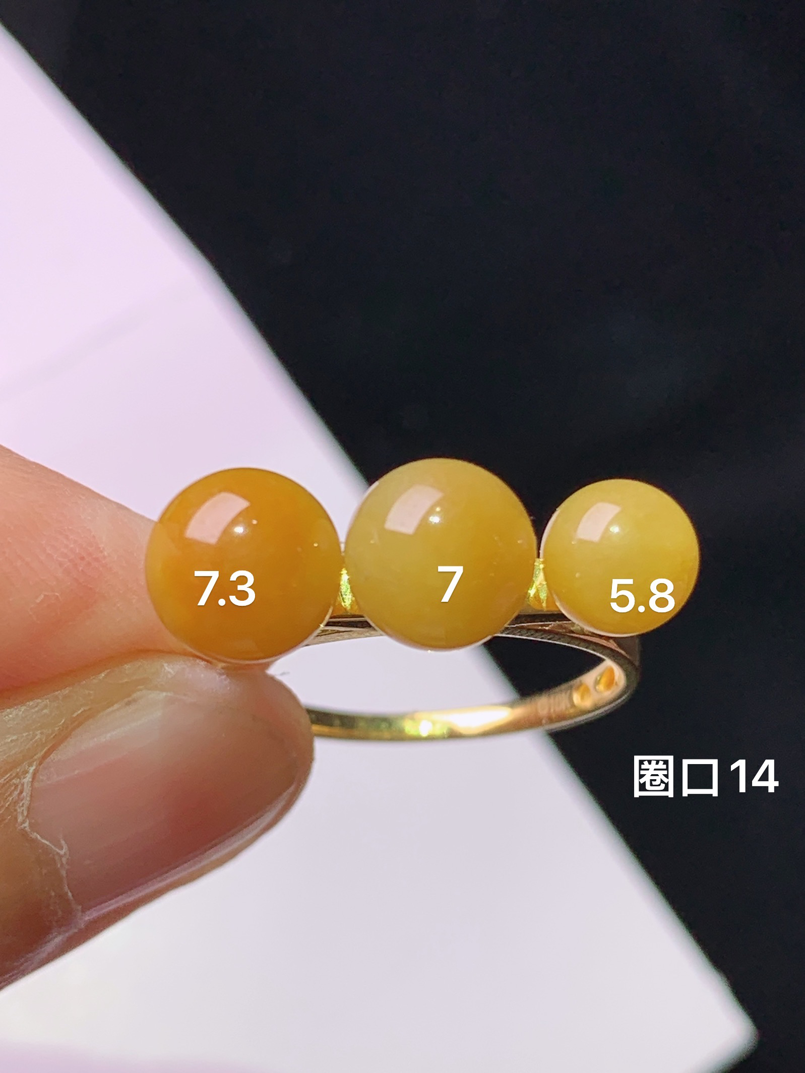 18k金镶嵌黄翡圆珠戒指 玉质细腻 色泽艳丽清新 水润亮眼 圈口14 整体尺寸7.3b1