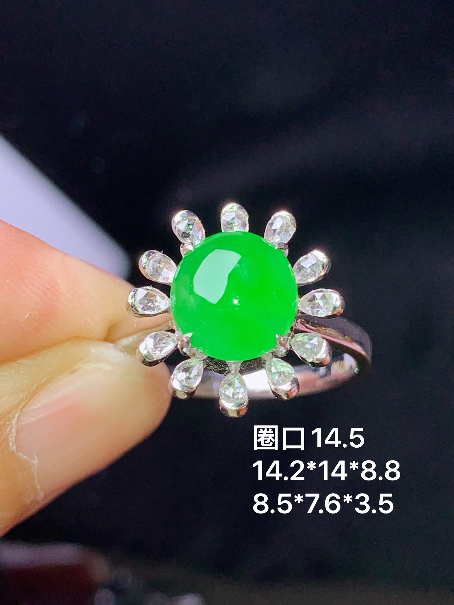 18k金钻镶嵌满绿蛋面戒指 玉质细腻 色泽艳丽清新 水润亮眼 圈口14.5 整体尺寸14.2*14*8.8j3