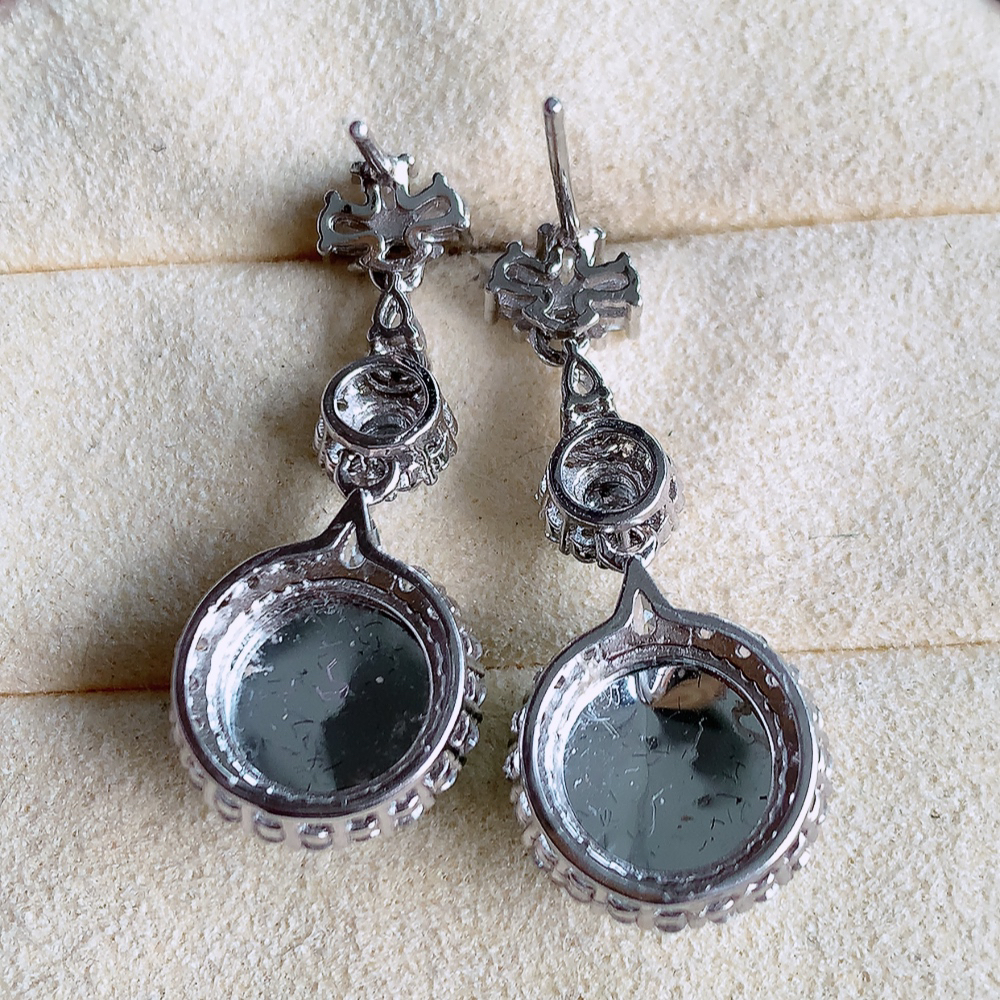 冰满绿翡翠925银镶嵌耳钉，自然光实拍，翠色灵动，颜色漂亮，种老水足，品相佳，佩戴佳品！W481.31  取一整体尺寸：29-12.2-7.3mm  裸石尺寸：8.8mm