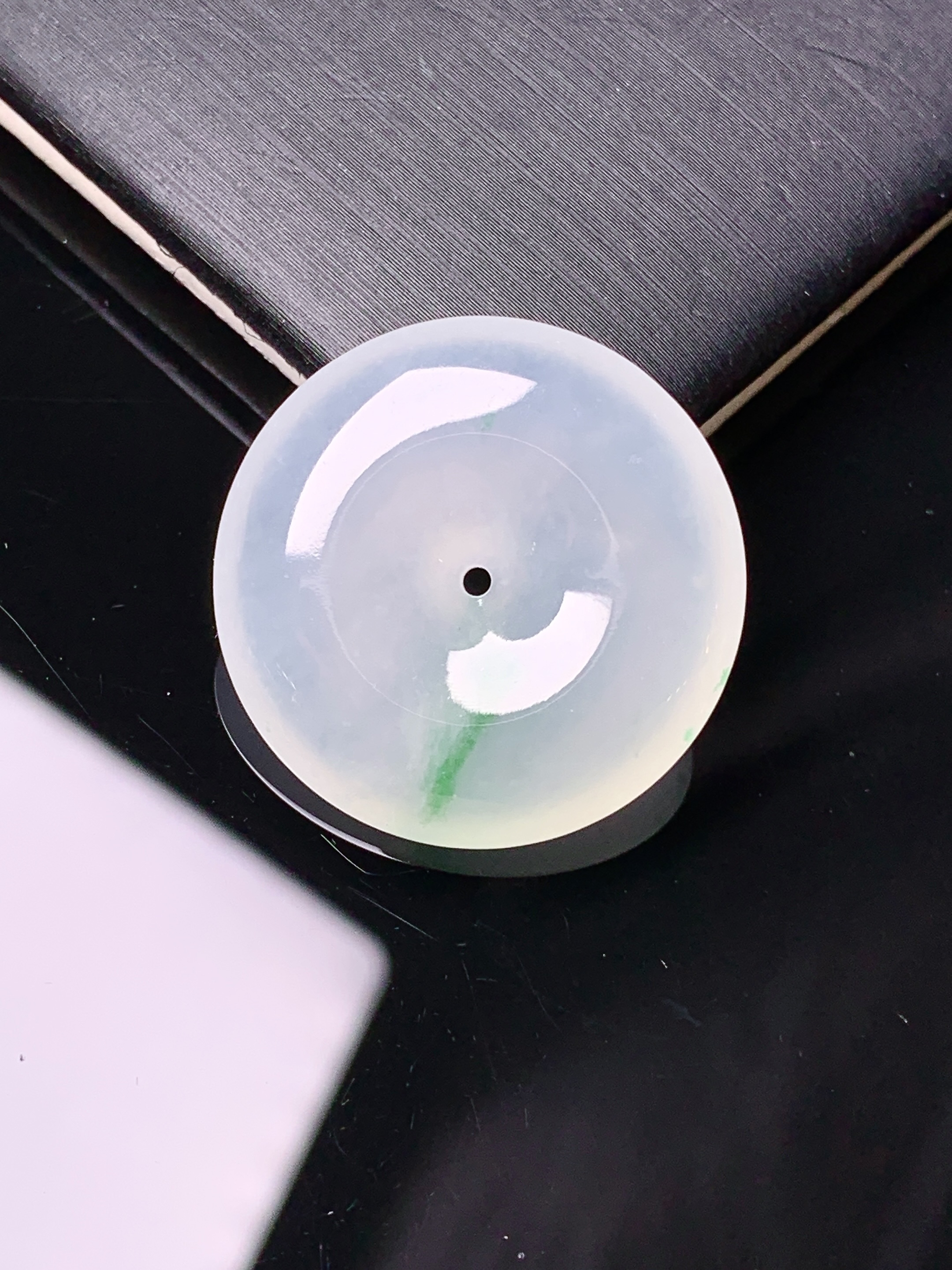 冰种平安扣吊坠 玉质细腻 色泽艳丽清新 水润亮眼 整体尺寸24.3*5.5x1