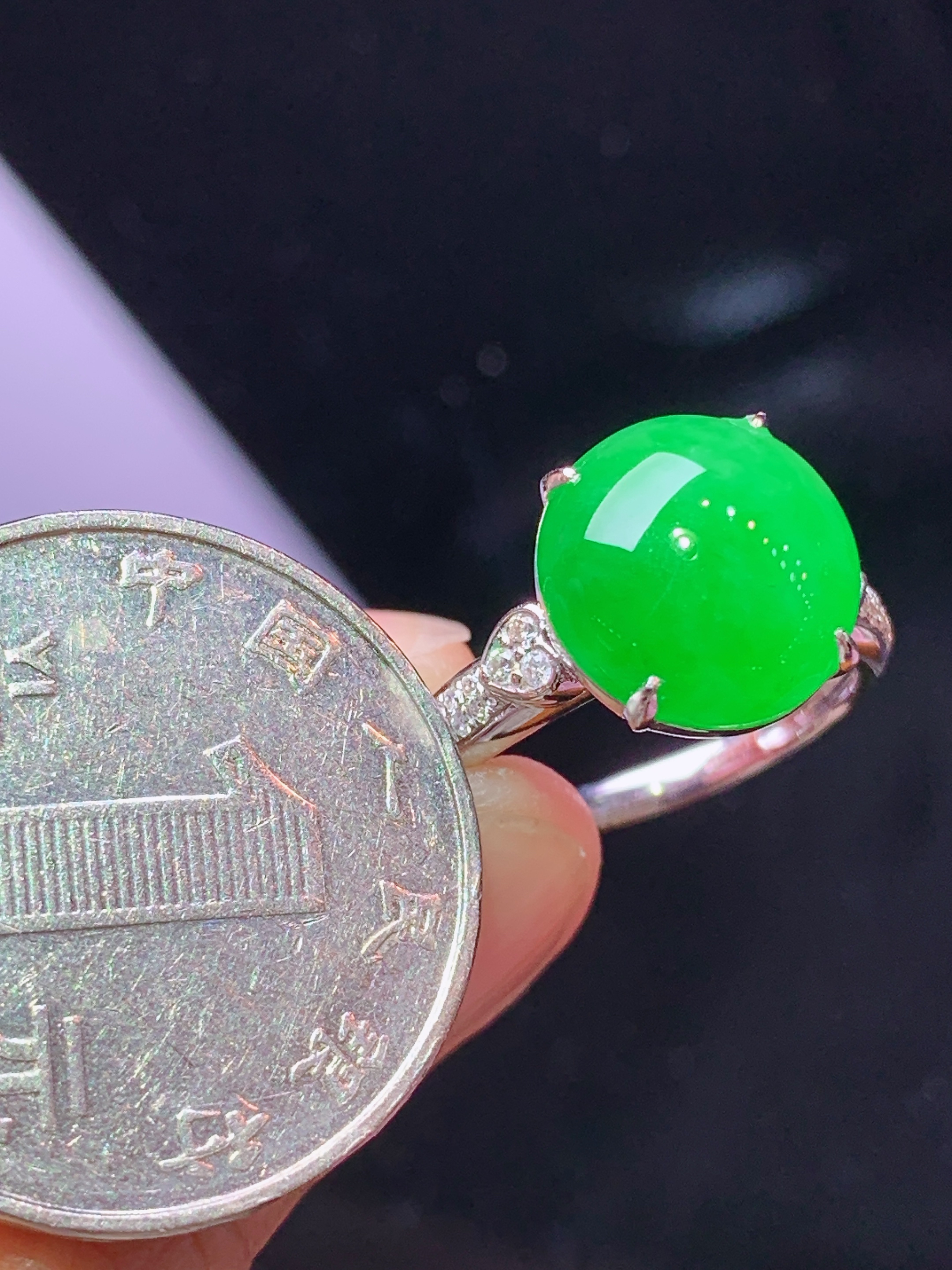 18k金钻镶嵌翠绿蛋面戒指 玉质细腻 色泽艳丽清新 水润亮眼 圈口14 整体尺寸11.5*11*5L2