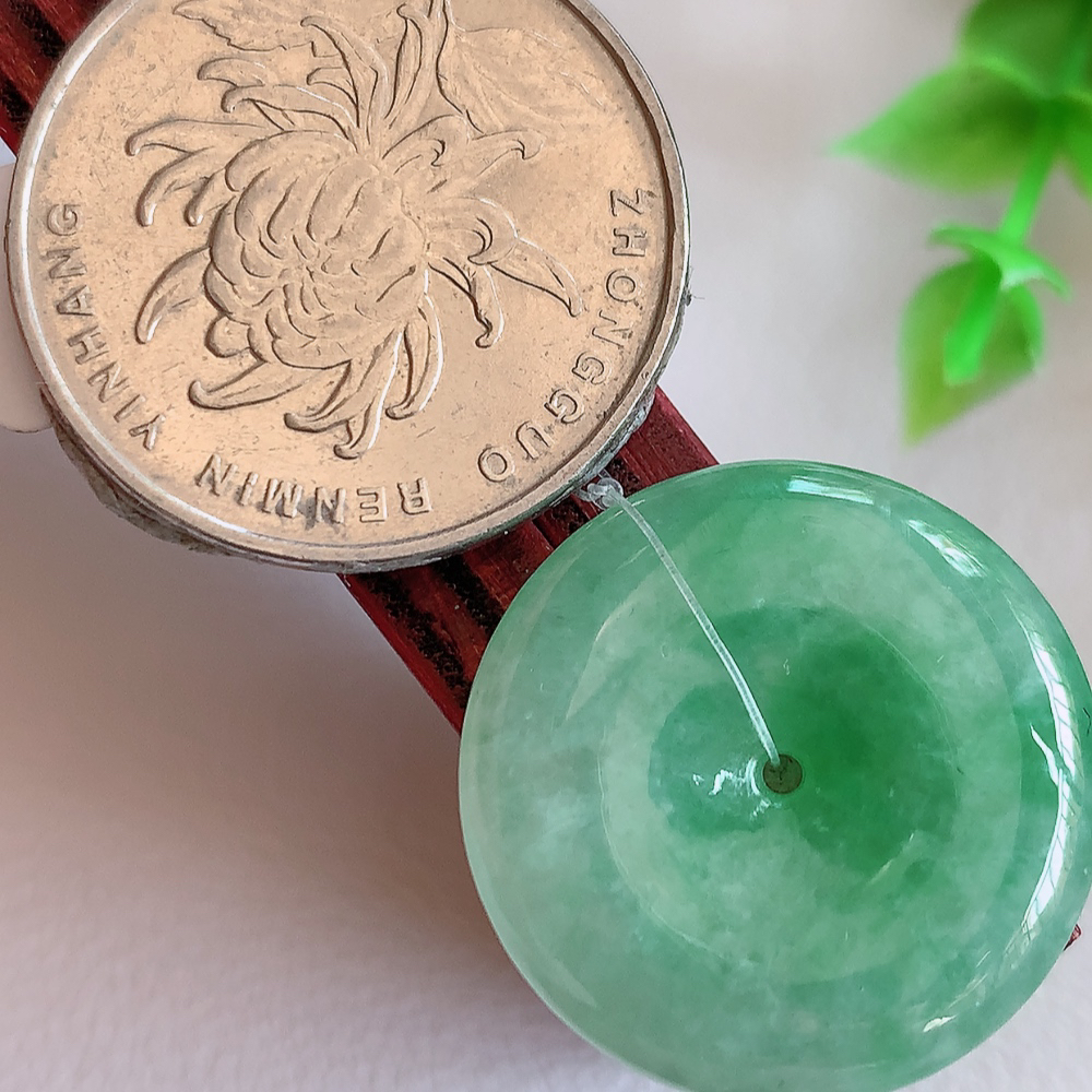 冰润飘绿平安扣吊坠，厚装饱满，冰润剔透，细腻水足，种质润泽，飘花灵动，佩戴优雅大气，W49.31   尺寸：22.8-5.1mm