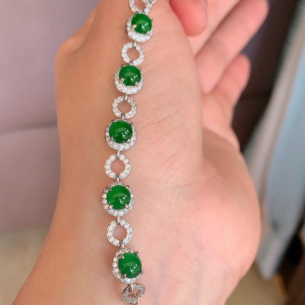 冰润满绿翡翠蛋面手链，水水润润，珠圆玉润，颜色鲜艳，妙明清净，清秀高雅，佩戴效果优雅迷人！性价比超值 W502.31  取一尺寸：7.6-5mm    裸石尺寸：5.5mm