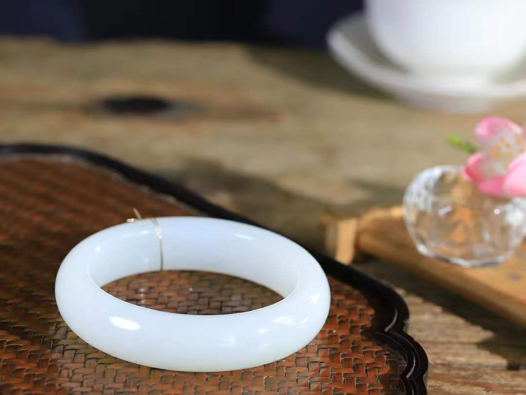 【腕间柔情.手镯】   

精品和田玉白玉手镯 玉质温润细腻 油性十足 古朴秀雅 轻抚岁月的栏杆软香