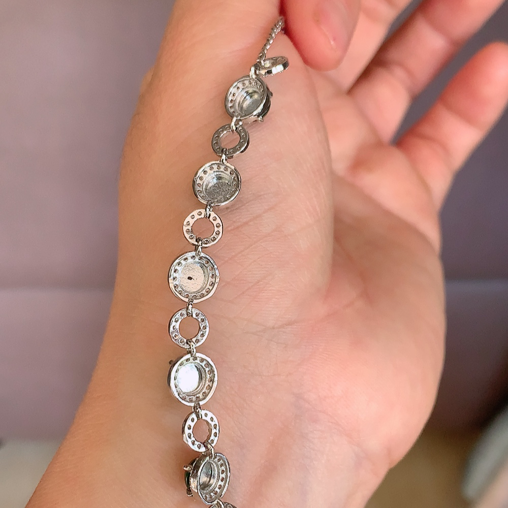 冰润满绿翡翠蛋面手链，水水润润，珠圆玉润，颜色鲜艳，妙明清净，清秀高雅，佩戴效果优雅迷人！性价比超值 W502.31  取一尺寸：7.6-5mm    裸石尺寸：5.5mm