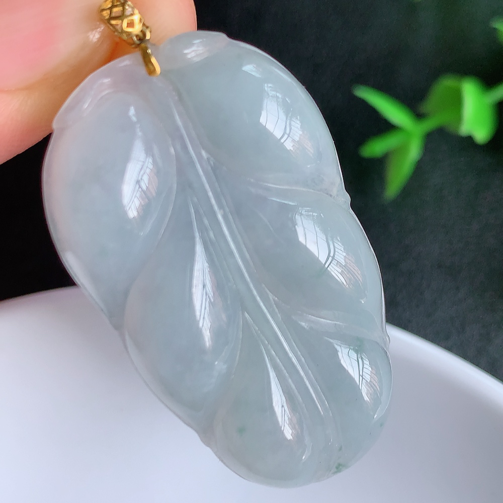 18k金扣冰润金枝玉叶翡翠吊坠  老种起胶感  飘花灵动  寓意“金枝玉叶，大业有成，一夜成名”  饱满大气，水润通透。W49.31  尺寸：39.5-23.8-5.6mm