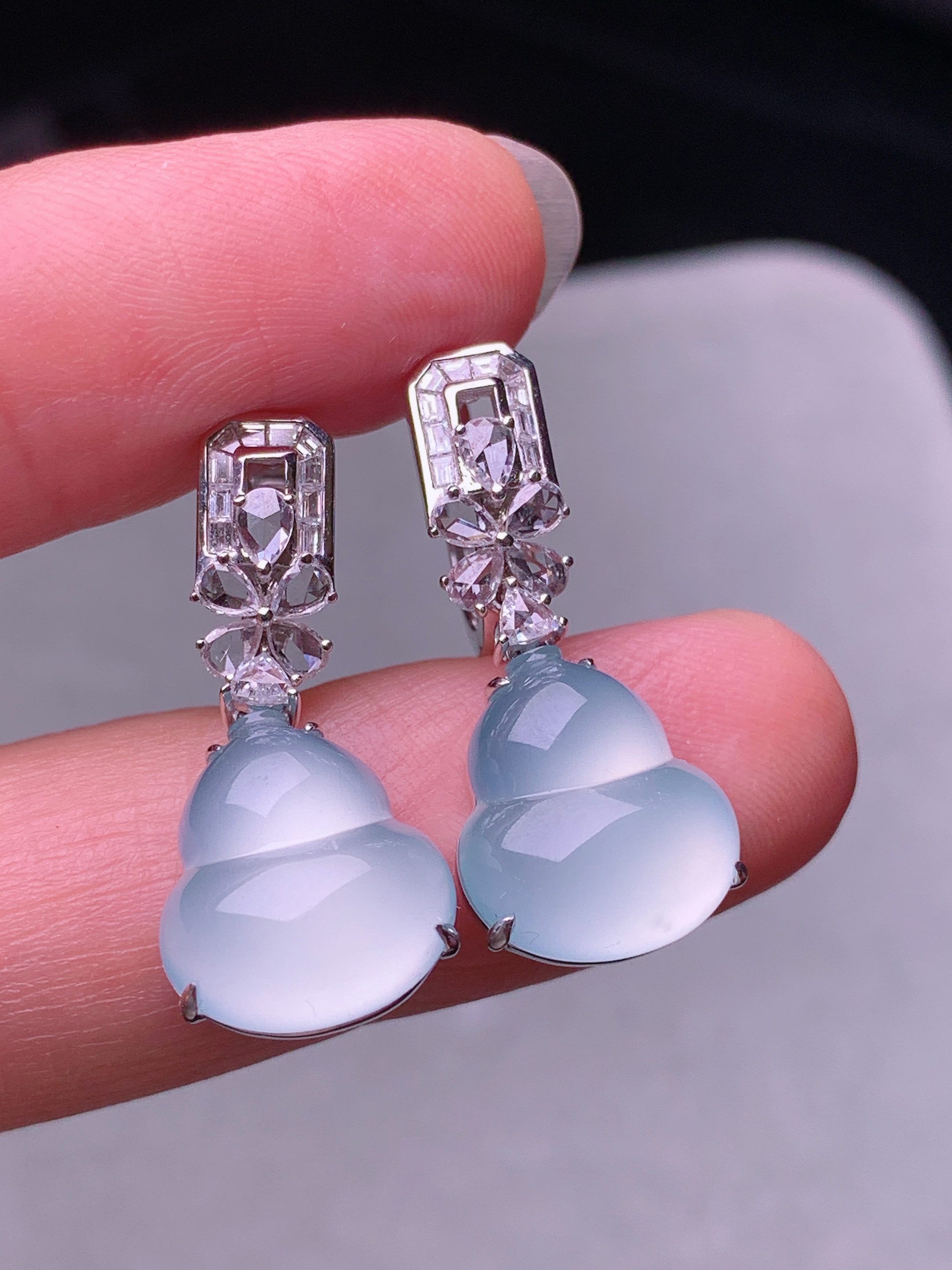 18k金钻镶嵌冰种葫芦耳坠 玉质细腻 色泽艳丽清新 水润亮眼 整体尺寸25.5*11.2*5.3m5