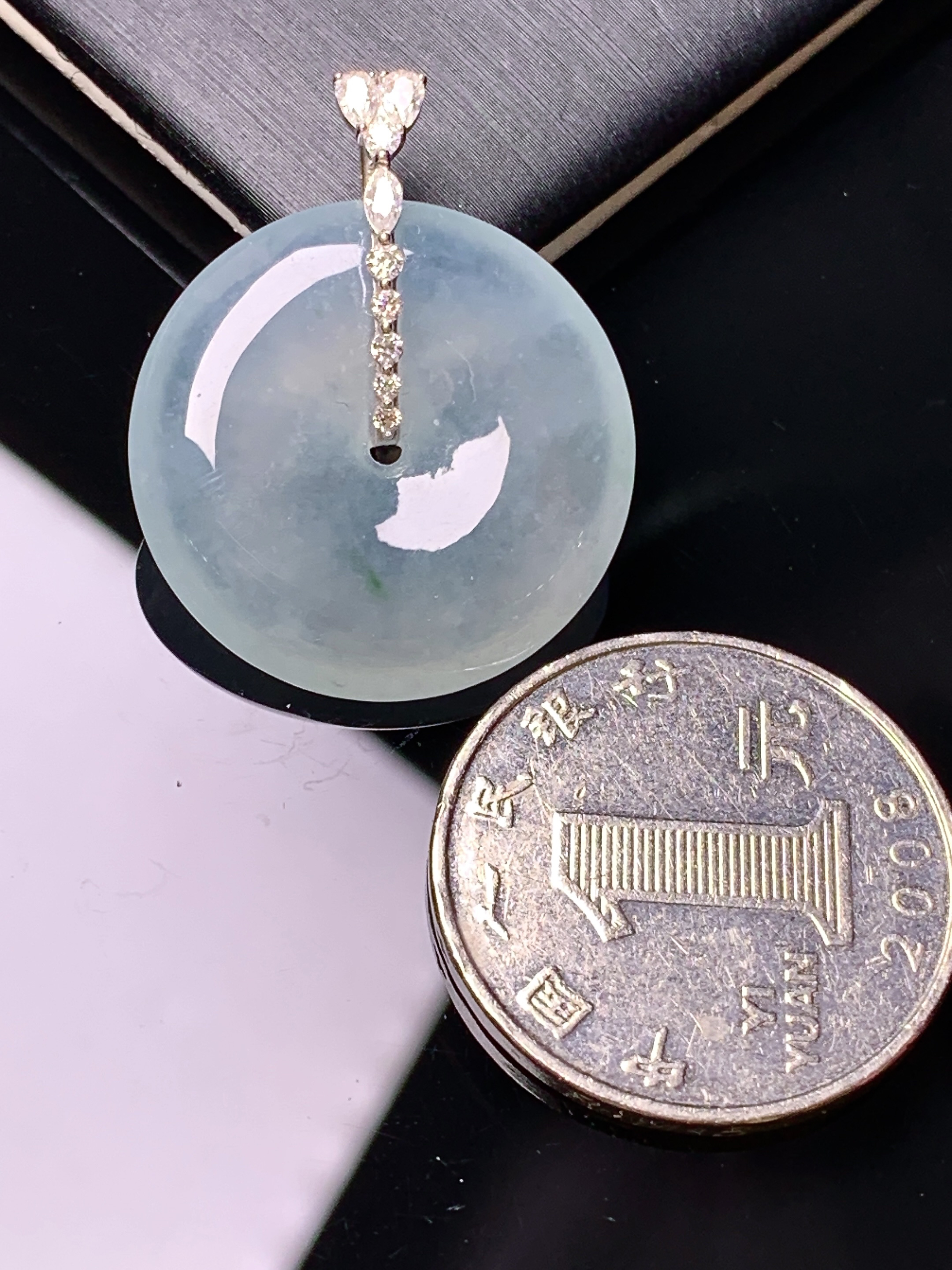 18k金钻镶嵌冰种平安扣吊坠 玉质细腻 色泽艳丽清新 水润亮眼 整体尺寸30*24.2*5.2a2