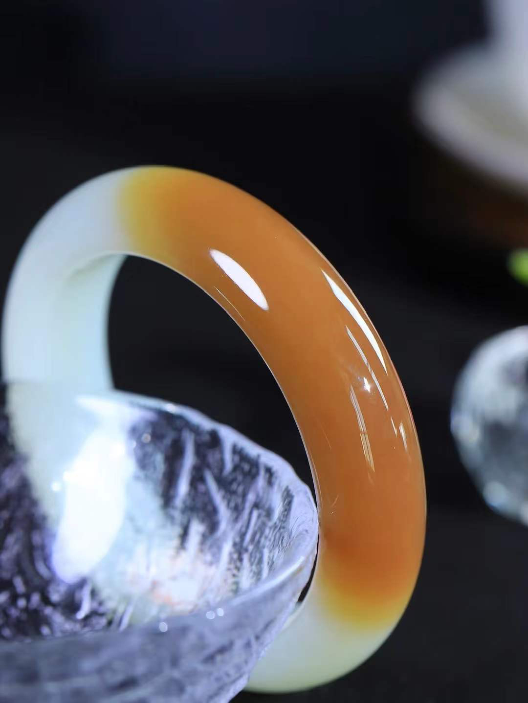 【婉约佳人.手镯】

收藏级臻品️和田玉糖白玉手镯 玉质温润细腻 油性十足 手感舒适，高华雅逸，线条流畅，简约大气，美自天成，素雅高贵。佩戴于腕间，婉约之美，举手投足间透出那份低调奢华。重74.8克 内径54.5mm  尺寸15.6-10mm   FDT-7845133