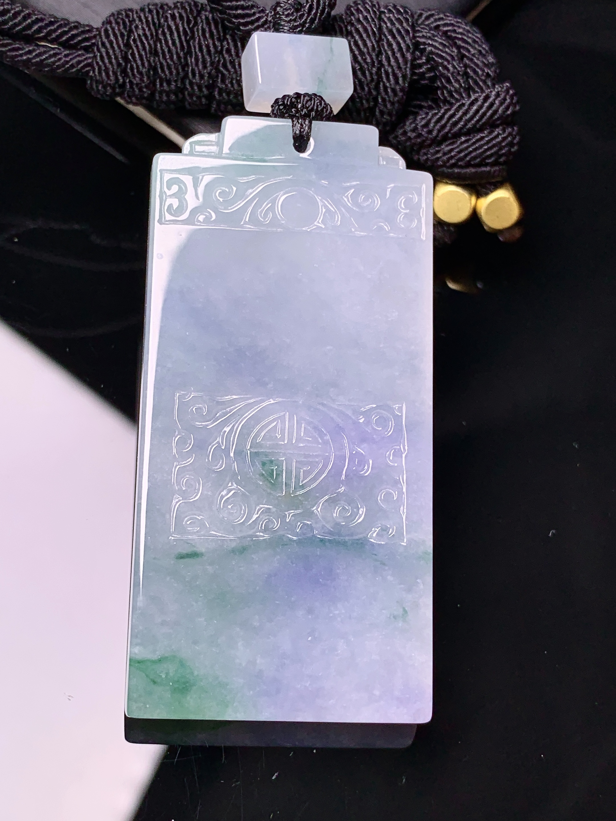 紫罗兰飘花无事牌吊坠 玉质细腻 色泽艳丽清新 水润亮眼 整体尺寸52.2*25*5L1