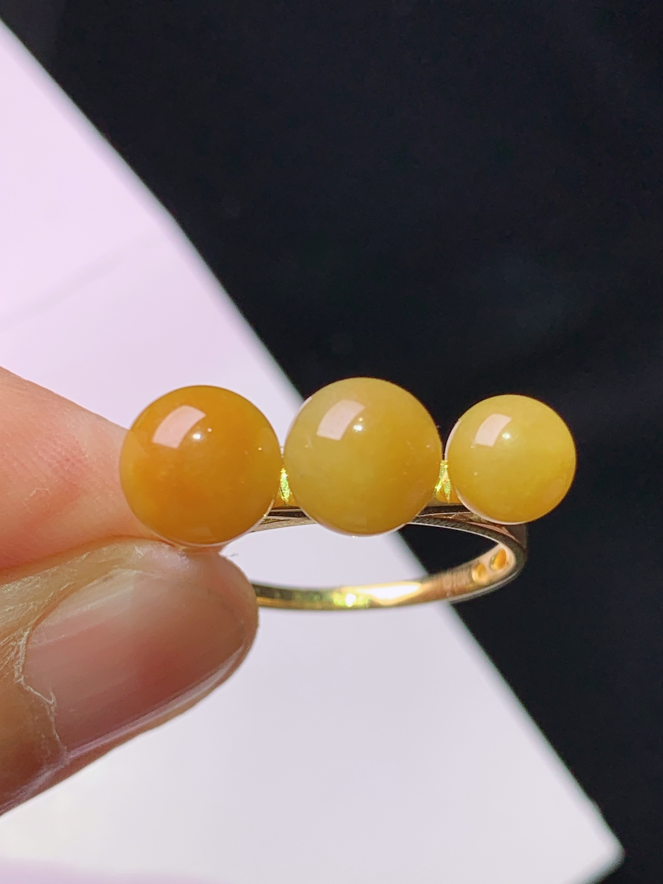 18k金镶嵌黄翡圆珠戒指 玉质细腻 色泽艳丽清新 水润亮眼 圈口14 整体尺寸7.3b1