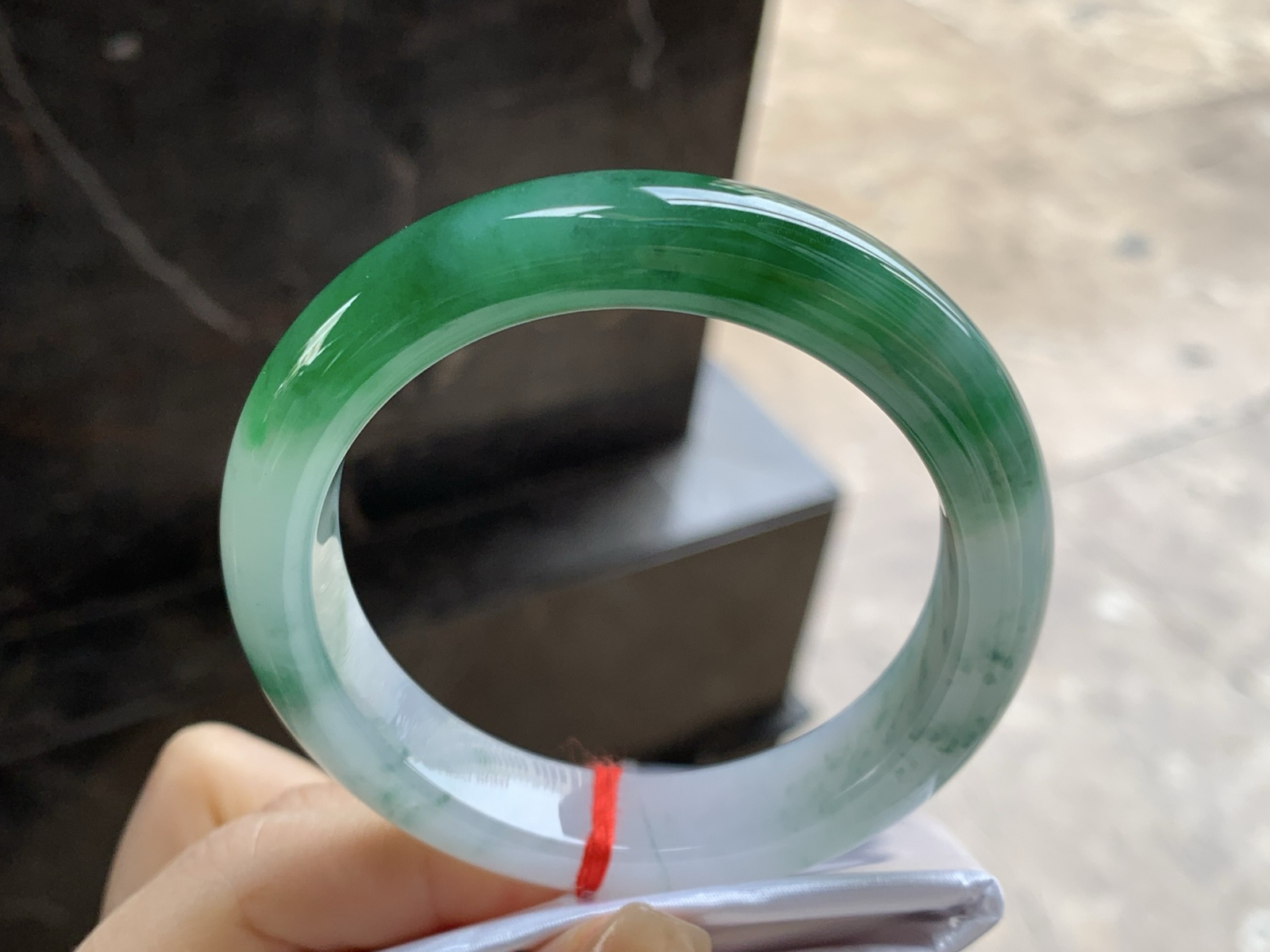 55.5-12.1-8.9

辣绿色手镯^_^有种有色～绿色浓郁漂亮