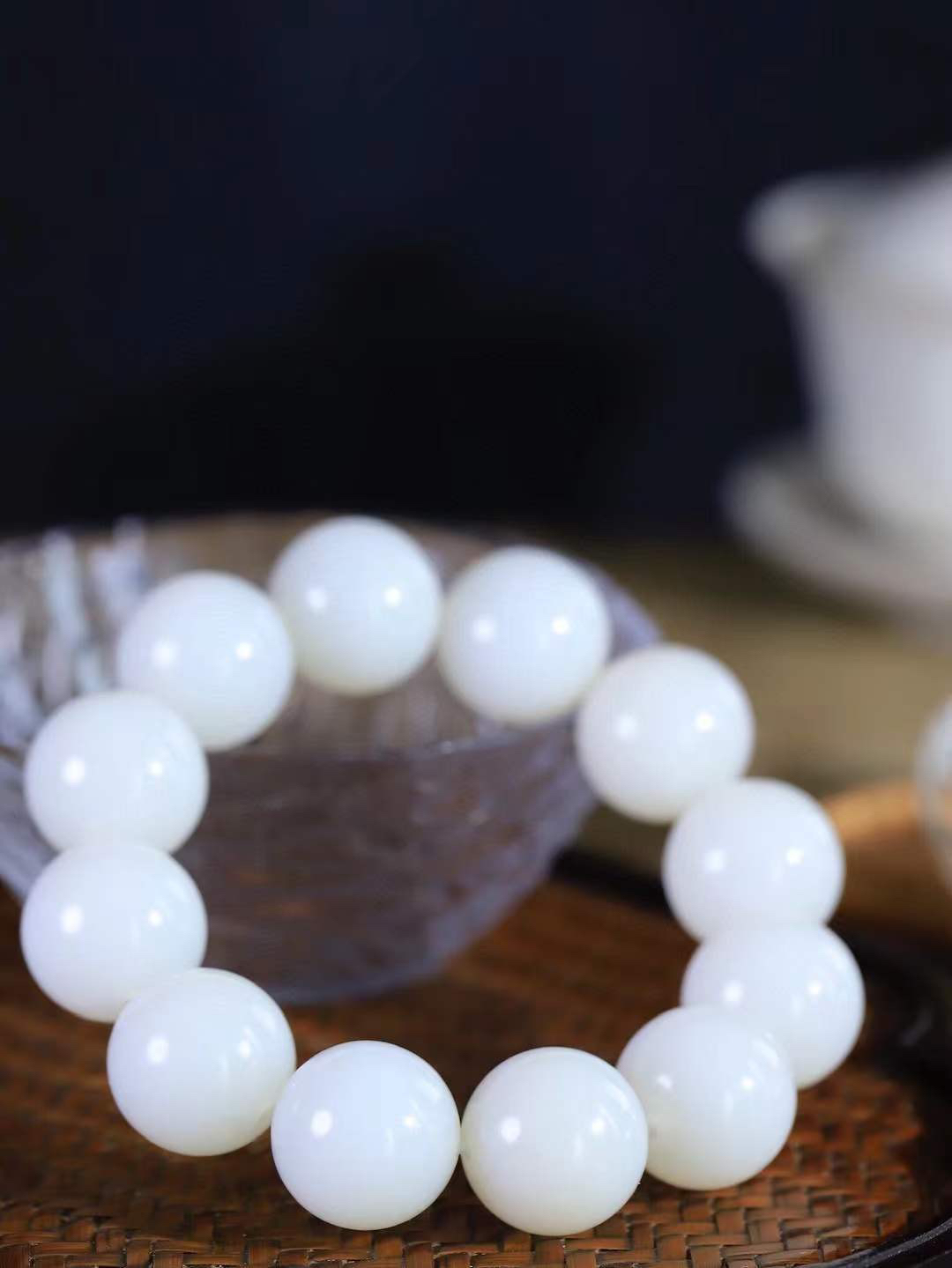 【珠圆玉润.手串】

精品和田玉白玉珠圆玉润手串 玉质温润细腻  整串打磨圆润，佩戴舒适。珠珠落玉盘