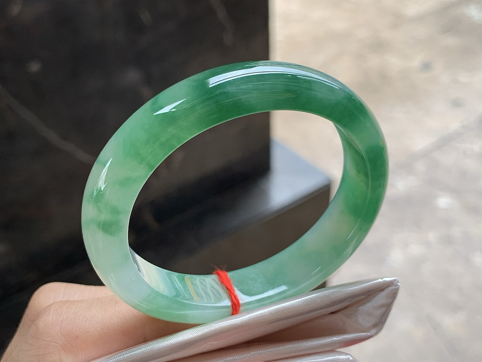 55-12.5-7.7

带色贵妃镯^_^正圈53可以带  颜色鲜艳浓郁 细腻的底子 种水好