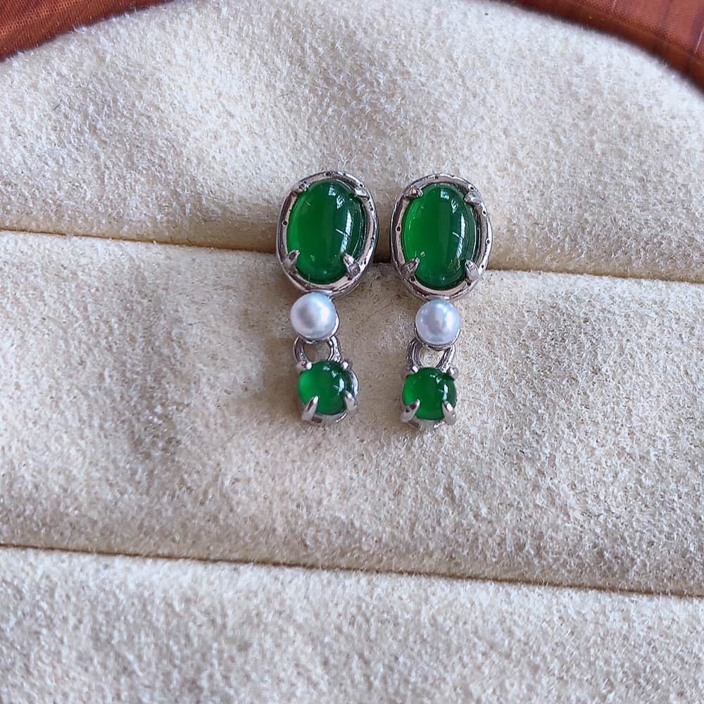 冰满绿翡翠925银镶嵌耳钉，自然光实拍，翠色灵动，颜色漂亮，种老水足，品相佳，佩戴佳品！W502.31  取一整体尺寸：14-5.8-4.6mm  裸石尺寸：5.3-4mm