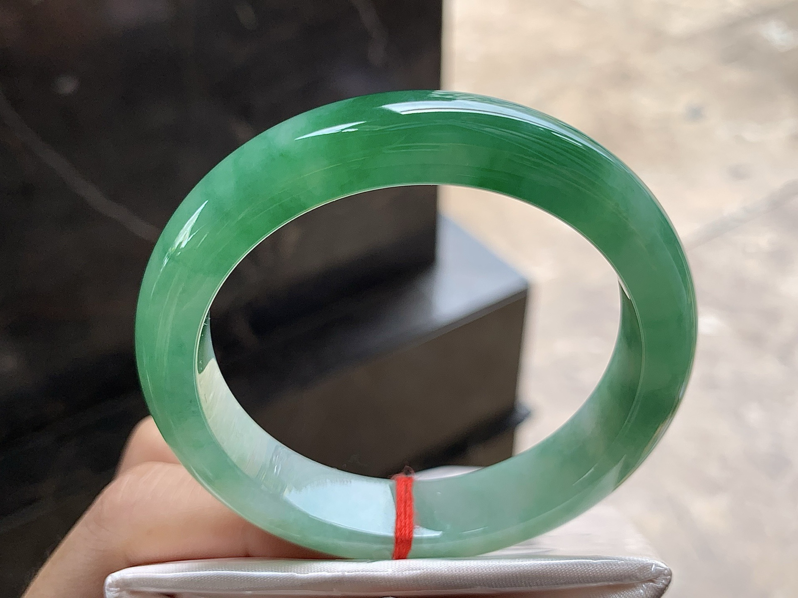 54.5-12.5-8.2

带色手镯^_^ 细腻清爽的底子 颜色浓郁