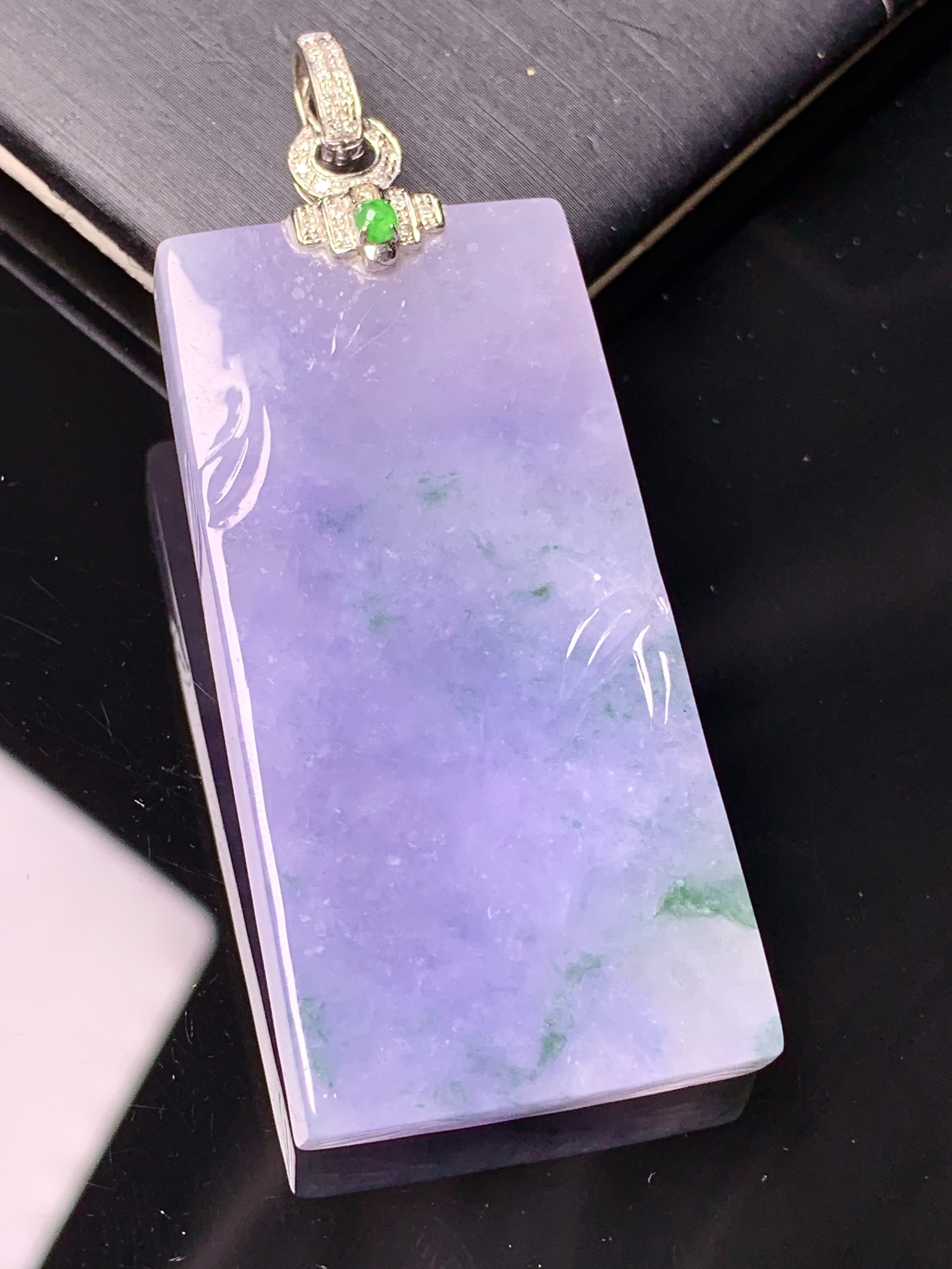 18k金钻镶嵌紫罗兰飘花无事牌吊坠 玉质细腻 色泽艳丽清新 水润亮眼 整体尺寸60*24*5.5b1