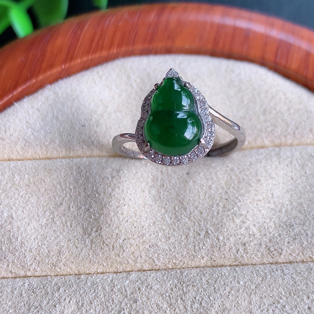 冰润满绿精美翡翠葫芦戒指  玉质细腻  冰清玉润  飘花灵动  颜色漂亮  W481.31  内径尺寸：17-13-6mm  裸石尺寸：10-7mm