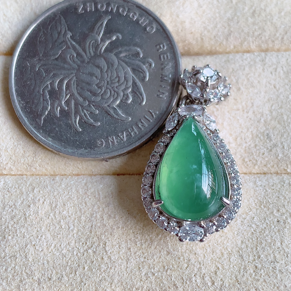 冰水滴翡翠吊坠，款式新颖时尚，日常百搭的款。925银镶嵌  满满的份量感，清新自然 上身效果优雅迷人！性价比超值  W357.31  整体尺寸：25.8-13.2-10mm   裸石尺寸：13.3-8mm