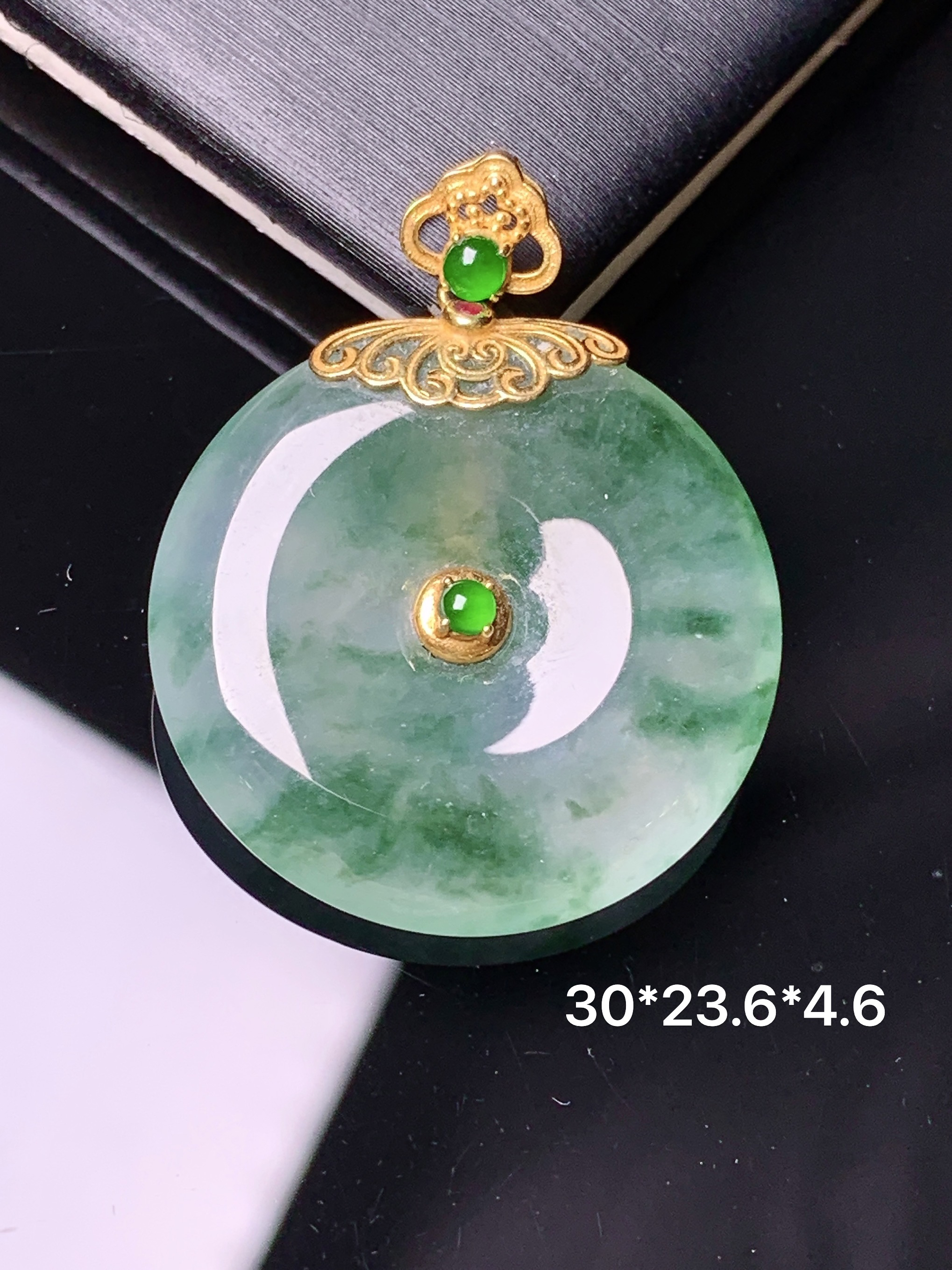 18k金镶嵌冰种飘绿平安扣吊坠 玉质细腻 色泽艳丽清新 水润亮眼 整体尺寸30*23.6*4.6*2x